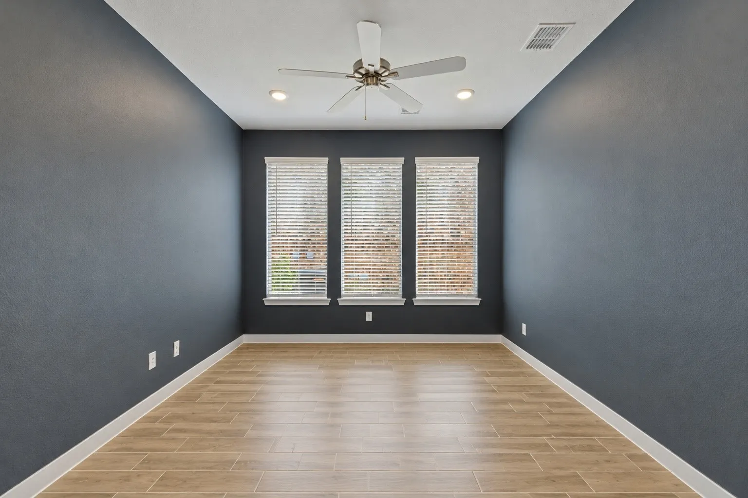 Single Family Residence For Sale in Denton County , 129 Invermore Drive, Little Elm, Texas 75068, 5 Bedroom, 5 Bathroom, 2 Garage spaces, 3,357 Sqft, built in 2024, mls#21401687, Real Estate Agent in Little Elm, Homes For Sale in Denton county, Homes For Sale in Little Elm, Realtor in Little Elm Texas, Real Estate Brokerage Independent Realty Texas, Luminita Cordes Realtor