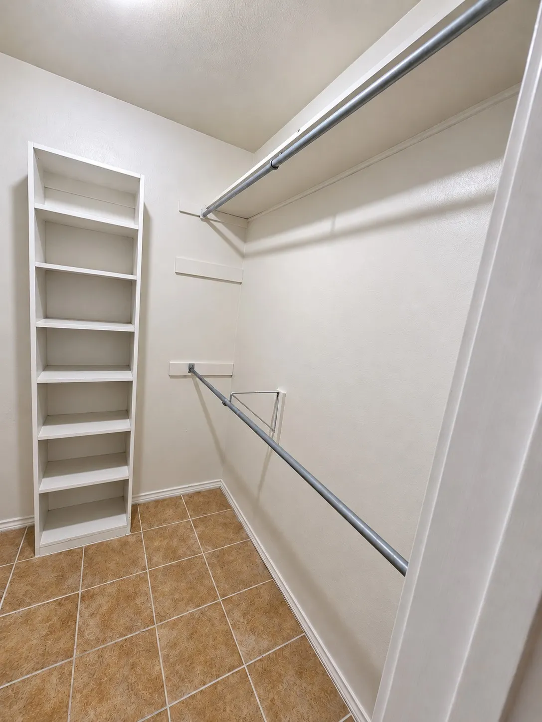 Condominium For Sale in Dallas County , 5100 Verde Valley Lane 280, Dallas, Texas 75254, 2 Bedroom, 2 Bathroom, Garage spaces, 1,154 Sqft, built in 1982, mls#21405092, Real Estate Agent in Dallas, Homes For Sale in Dallas county, Homes For Sale in Dallas, Realtor in Dallas Texas, Real Estate Brokerage Independent Realty Texas, Luminita Cordes Realtor