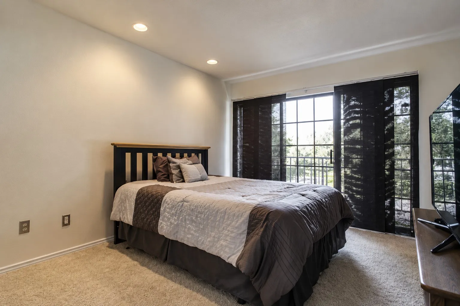 Condominium For Sale in Dallas County , 5100 Verde Valley Lane 280, Dallas, Texas 75254, 2 Bedroom, 2 Bathroom, Garage spaces, 1,154 Sqft, built in 1982, mls#21405092, Real Estate Agent in Dallas, Homes For Sale in Dallas county, Homes For Sale in Dallas, Realtor in Dallas Texas, Real Estate Brokerage Independent Realty Texas, Luminita Cordes Realtor