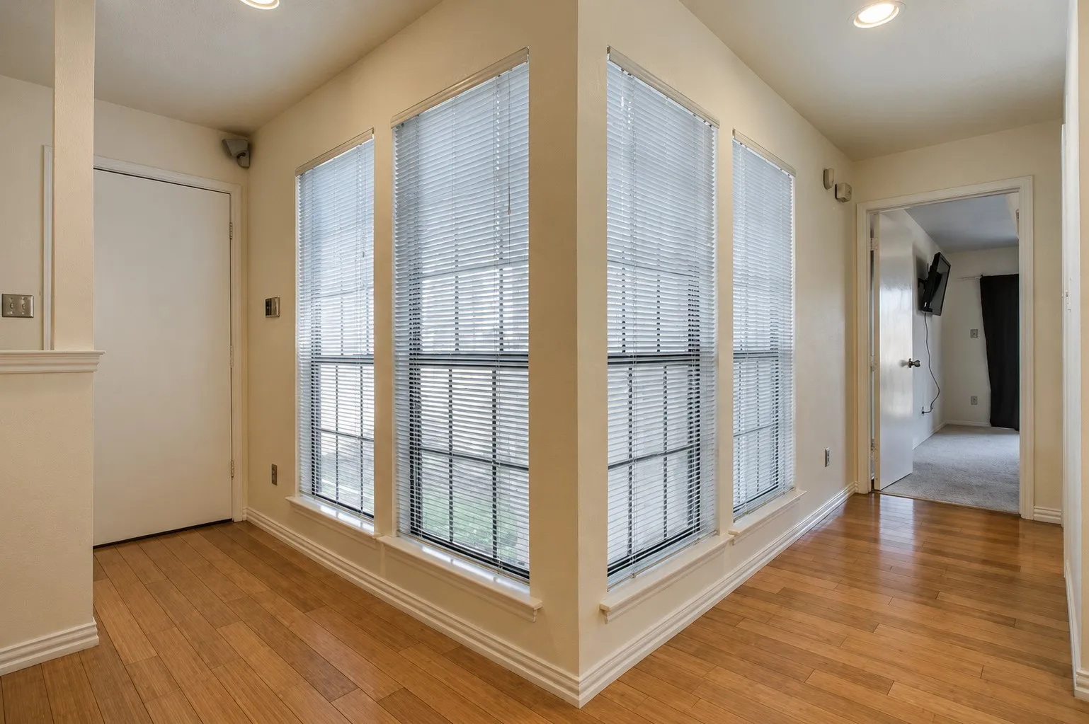 Condominium For Sale in Dallas County , 5100 Verde Valley Lane 280, Dallas, Texas 75254, 2 Bedroom, 2 Bathroom, Garage spaces, 1,154 Sqft, built in 1982, mls#21405092, Real Estate Agent in Dallas, Homes For Sale in Dallas county, Homes For Sale in Dallas, Realtor in Dallas Texas, Real Estate Brokerage Independent Realty Texas, Luminita Cordes Realtor