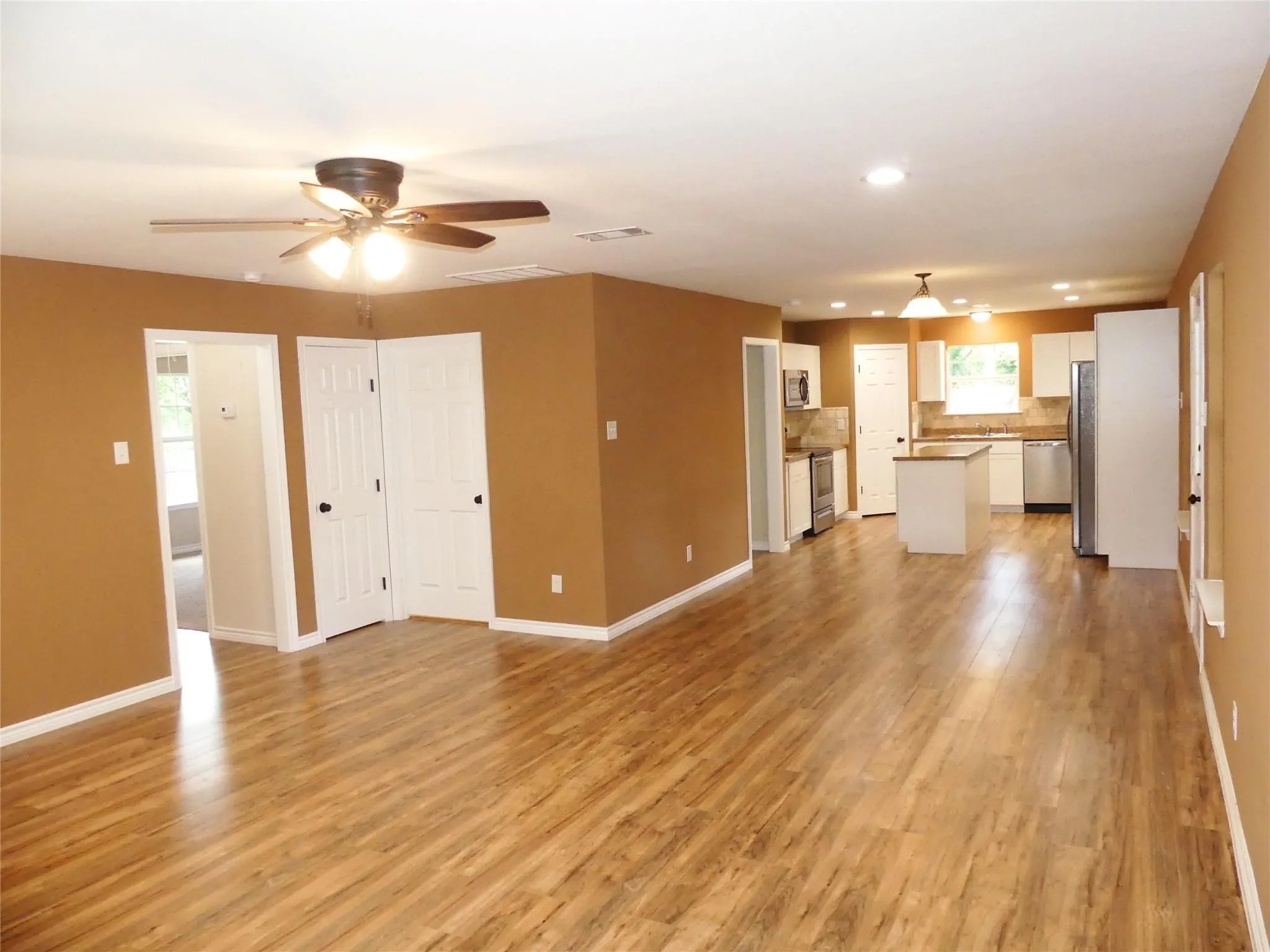 Single Family Residence For Rent in Fannin County , 214 Braz, Bonham, Texas 75418, 3 Bedroom, 2 Bathroom, Garage spaces, 1,496 Sqft, built in 2019, mls#21405251, Real Estate Agent in Bonham, Homes For Rent in Fannin county, Homes For Rent in Bonham, Realtor in Bonham Texas, Real Estate Brokerage Independent Realty Texas, Luminita Cordes Realtor