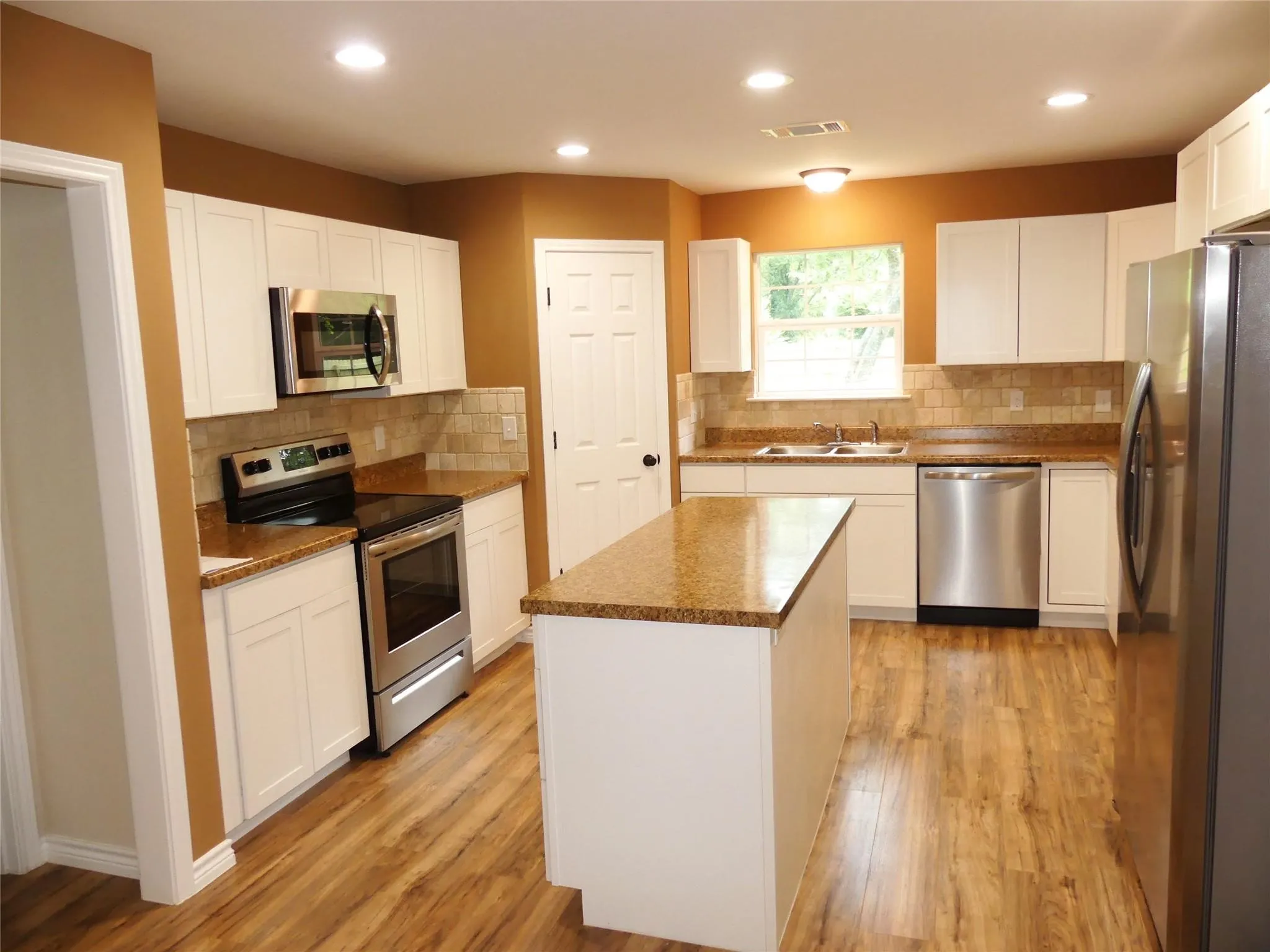 Single Family Residence For Rent in Fannin County , 214 Braz, Bonham, Texas 75418, 3 Bedroom, 2 Bathroom, Garage spaces, 1,496 Sqft, built in 2019, mls#21405251, Real Estate Agent in Bonham, Homes For Rent in Fannin county, Homes For Rent in Bonham, Realtor in Bonham Texas, Real Estate Brokerage Independent Realty Texas, Luminita Cordes Realtor