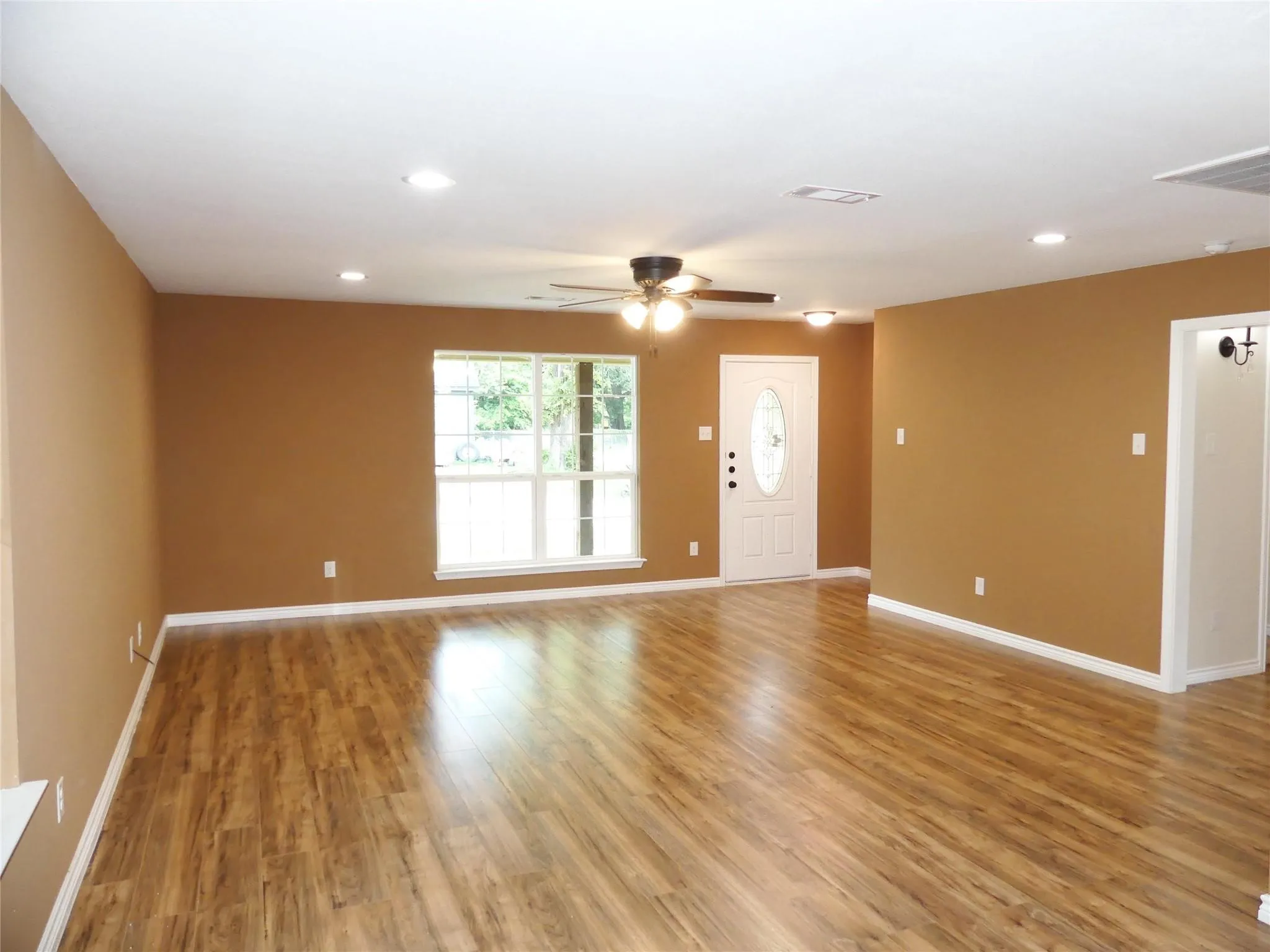Single Family Residence For Rent in Fannin County , 214 Braz, Bonham, Texas 75418, 3 Bedroom, 2 Bathroom, Garage spaces, 1,496 Sqft, built in 2019, mls#21405251, Real Estate Agent in Bonham, Homes For Rent in Fannin county, Homes For Rent in Bonham, Realtor in Bonham Texas, Real Estate Brokerage Independent Realty Texas, Luminita Cordes Realtor