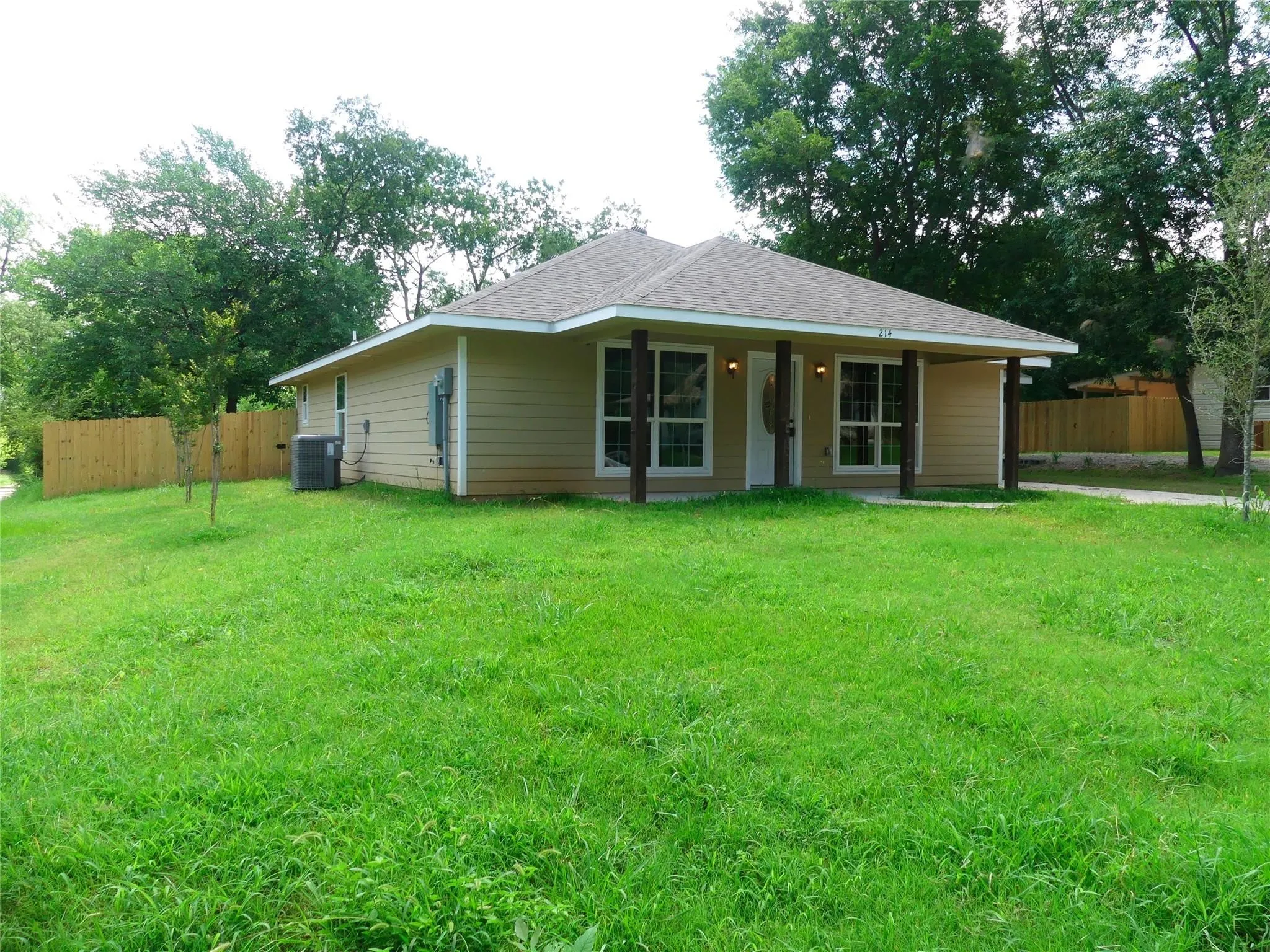 Single Family Residence For Rent in Fannin County , 214 Braz, Bonham, Texas 75418, 3 Bedroom, 2 Bathroom, Garage spaces, 1,496 Sqft, built in 2019, mls#21405251, Real Estate Agent in Bonham, Homes For Rent in Fannin county, Homes For Rent in Bonham, Realtor in Bonham Texas, Real Estate Brokerage Independent Realty Texas, Luminita Cordes Realtor