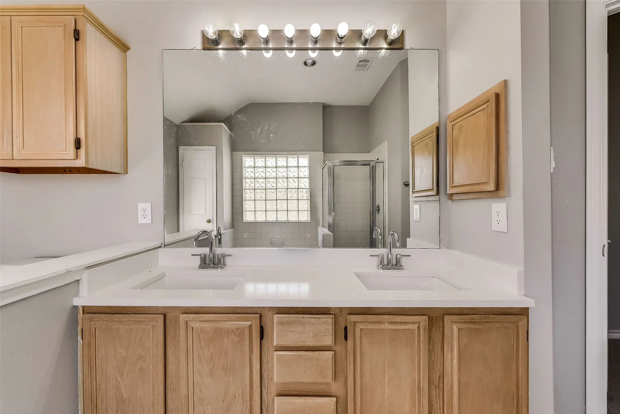 Single Family Residence For Rent in Dallas County , 503 Las Cruces Drive, Irving, Texas 75063, 4 Bedroom, 3 Bathroom, 2 Garage spaces, 2,240 Sqft, built in 1990, mls#21391094, Real Estate Agent in Irving, Homes For Rent in Dallas county, Homes For Rent in Irving, Realtor in Irving Texas, Real Estate Brokerage Independent Realty Texas, Luminita Cordes Realtor