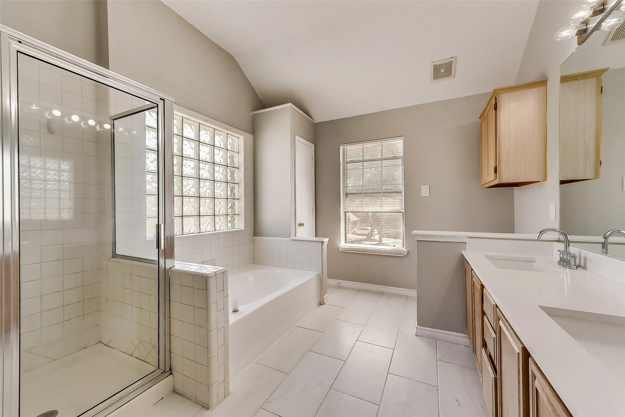 Single Family Residence For Rent in Dallas County , 503 Las Cruces Drive, Irving, Texas 75063, 4 Bedroom, 3 Bathroom, 2 Garage spaces, 2,240 Sqft, built in 1990, mls#21391094, Real Estate Agent in Irving, Homes For Rent in Dallas county, Homes For Rent in Irving, Realtor in Irving Texas, Real Estate Brokerage Independent Realty Texas, Luminita Cordes Realtor