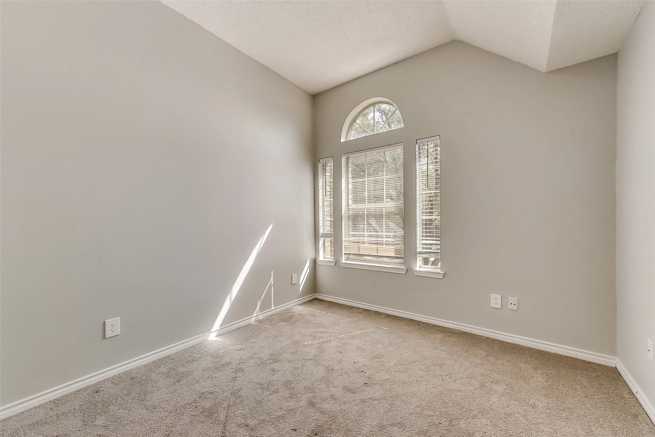 Single Family Residence For Rent in Dallas County , 503 Las Cruces Drive, Irving, Texas 75063, 4 Bedroom, 3 Bathroom, 2 Garage spaces, 2,240 Sqft, built in 1990, mls#21391094, Real Estate Agent in Irving, Homes For Rent in Dallas county, Homes For Rent in Irving, Realtor in Irving Texas, Real Estate Brokerage Independent Realty Texas, Luminita Cordes Realtor