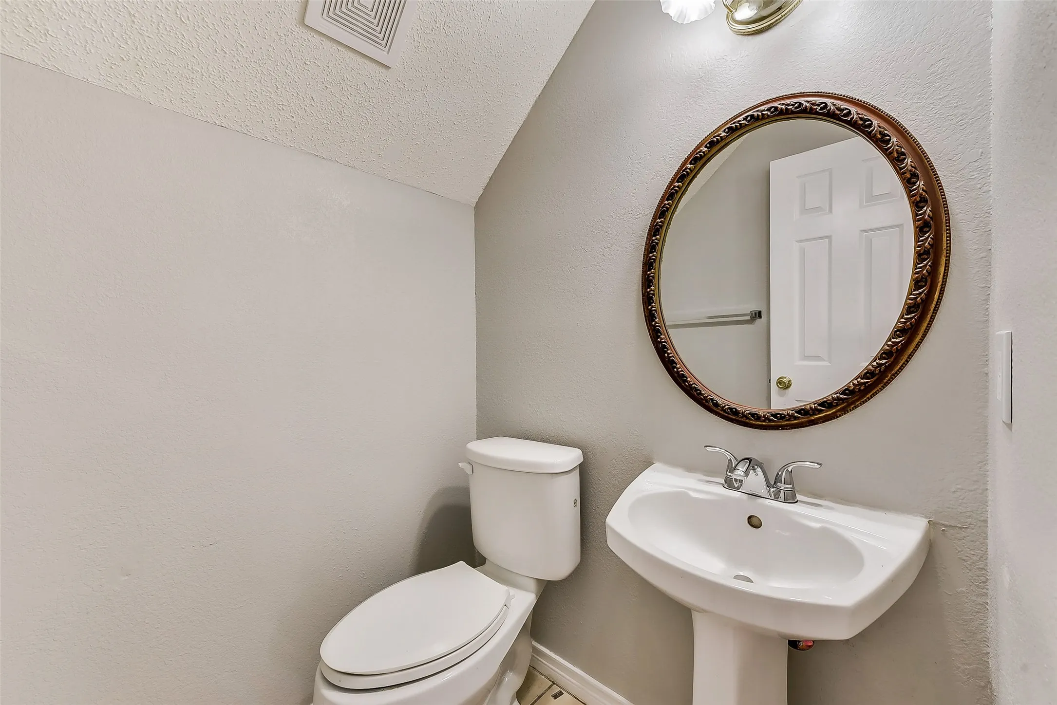 Single Family Residence For Rent in Dallas County , 503 Las Cruces Drive, Irving, Texas 75063, 4 Bedroom, 3 Bathroom, 2 Garage spaces, 2,240 Sqft, built in 1990, mls#21391094, Real Estate Agent in Irving, Homes For Rent in Dallas county, Homes For Rent in Irving, Realtor in Irving Texas, Real Estate Brokerage Independent Realty Texas, Luminita Cordes Realtor