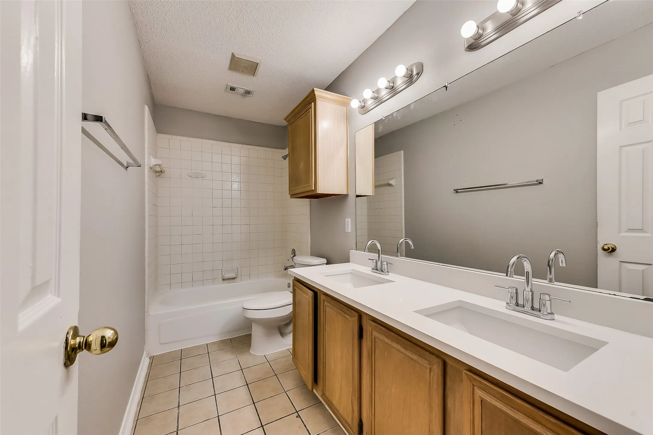 Single Family Residence For Rent in Dallas County , 503 Las Cruces Drive, Irving, Texas 75063, 4 Bedroom, 3 Bathroom, 2 Garage spaces, 2,240 Sqft, built in 1990, mls#21391094, Real Estate Agent in Irving, Homes For Rent in Dallas county, Homes For Rent in Irving, Realtor in Irving Texas, Real Estate Brokerage Independent Realty Texas, Luminita Cordes Realtor