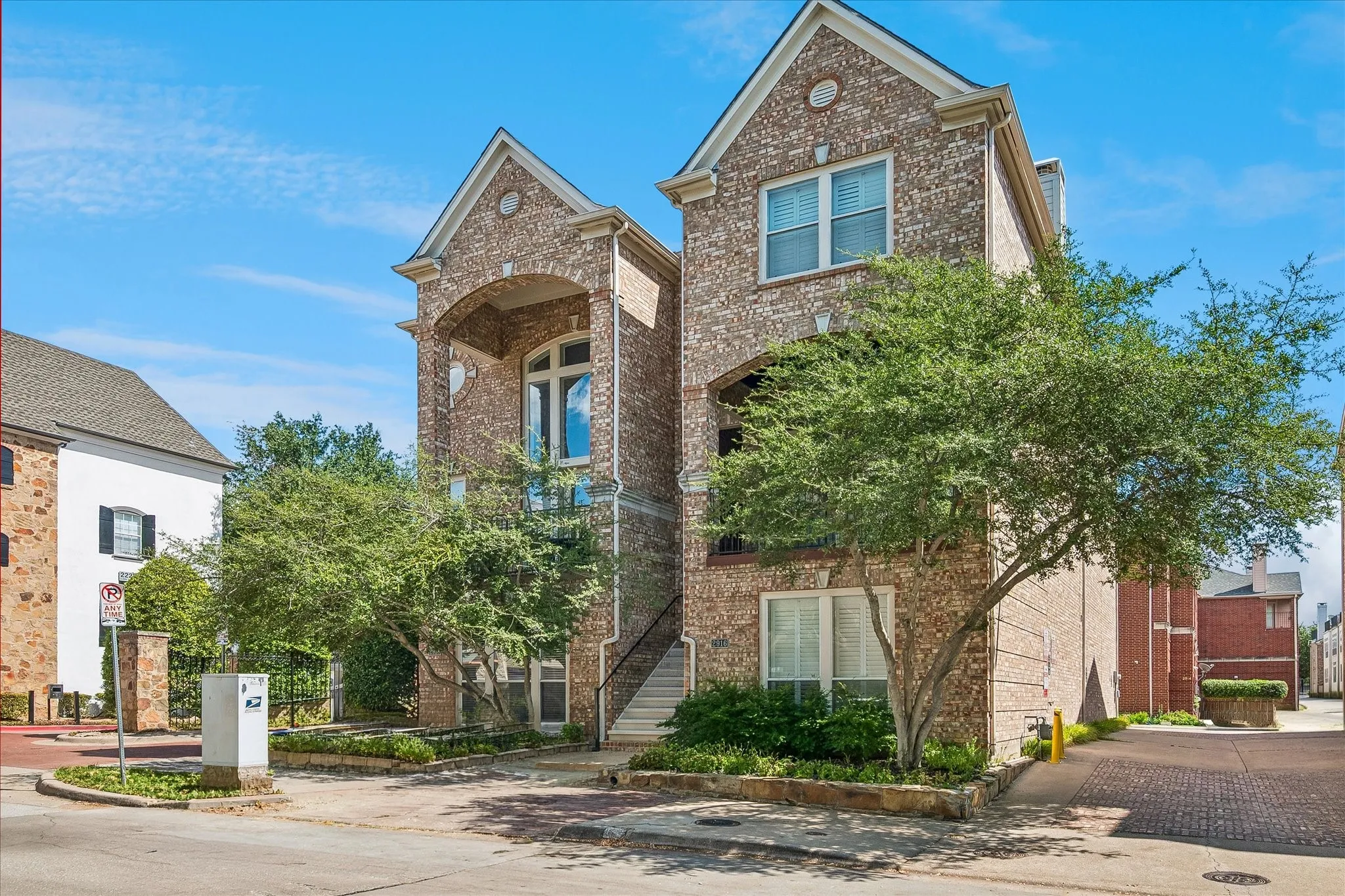 Townhouse For Rent in Dallas County , 2916 Thomas Avenue, Dallas, Texas 75204, 3 Bedroom, 4 Bathroom, 2 Garage spaces, 3,555 Sqft, built in 2000, mls#21405256, Real Estate Agent in Dallas, Homes For Rent in Dallas county, Homes For Rent in Dallas, Realtor in Dallas Texas, Real Estate Brokerage Independent Realty Texas, Luminita Cordes Realtor
