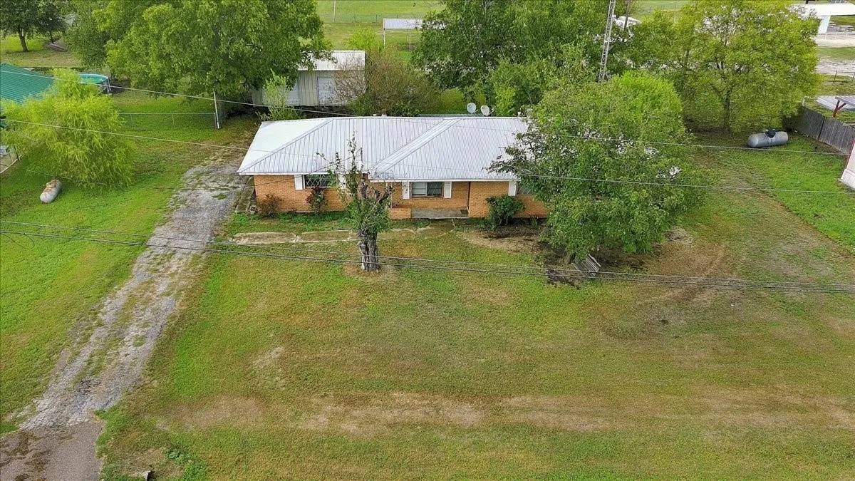 Single Family Residence For Sale in Hill County , 712 N Allyn Avenue E, Mount Calm, Texas 76673, 3 Bedroom, 2 Bathroom, 2 Garage spaces, 1,811 Sqft, built in 1968, mls#21404375, Real Estate Agent in Mount Calm, Homes For Sale in Hill county, Homes For Sale in Mount Calm, Realtor in Mount Calm Texas, Real Estate Brokerage Independent Realty Texas, Luminita Cordes Realtor