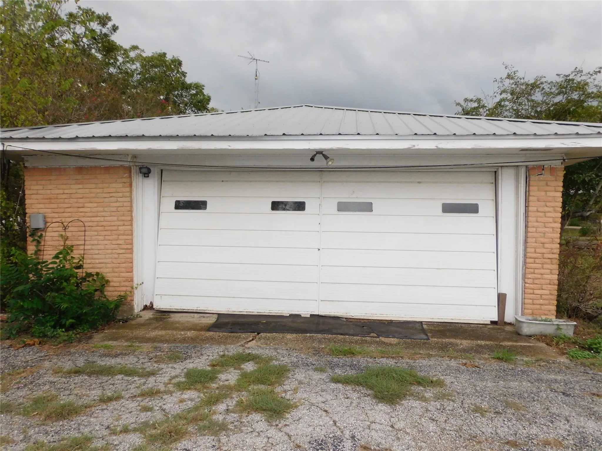 Single Family Residence For Sale in Hill County , 712 N Allyn Avenue E, Mount Calm, Texas 76673, 3 Bedroom, 2 Bathroom, 2 Garage spaces, 1,811 Sqft, built in 1968, mls#21404375, Real Estate Agent in Mount Calm, Homes For Sale in Hill county, Homes For Sale in Mount Calm, Realtor in Mount Calm Texas, Real Estate Brokerage Independent Realty Texas, Luminita Cordes Realtor