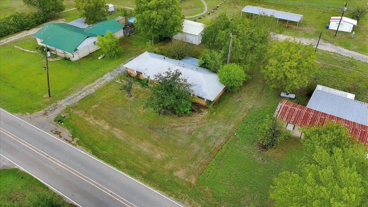 Single Family Residence For Sale in Hill County , 712 N Allyn Avenue E, Mount Calm, Texas 76673, 3 Bedroom, 2 Bathroom, 2 Garage spaces, 1,811 Sqft, built in 1968, mls#21404375, Real Estate Agent in Mount Calm, Homes For Sale in Hill county, Homes For Sale in Mount Calm, Realtor in Mount Calm Texas, Real Estate Brokerage Independent Realty Texas, Luminita Cordes Realtor