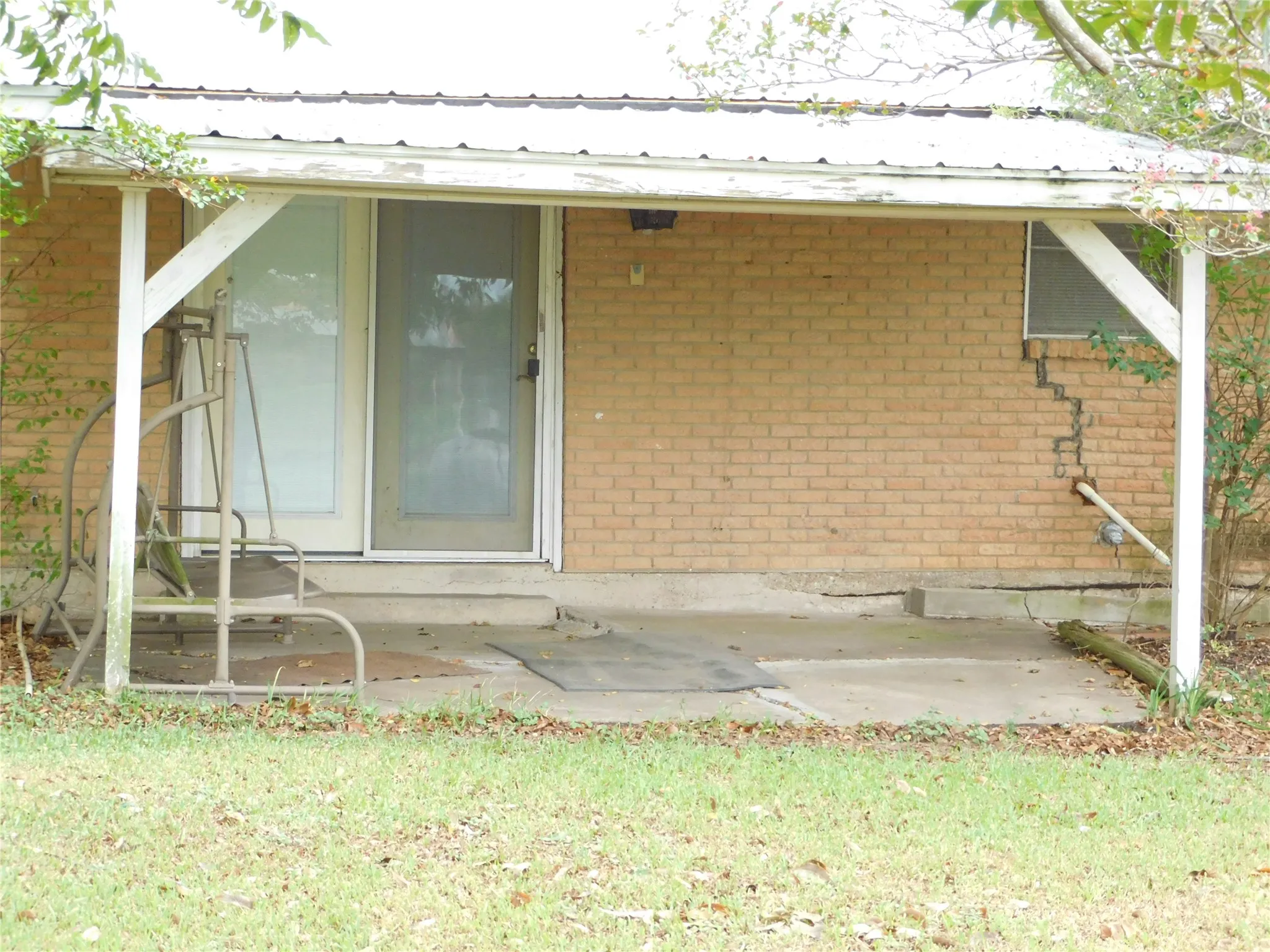 Single Family Residence For Sale in Hill County , 712 N Allyn Avenue E, Mount Calm, Texas 76673, 3 Bedroom, 2 Bathroom, 2 Garage spaces, 1,811 Sqft, built in 1968, mls#21404375, Real Estate Agent in Mount Calm, Homes For Sale in Hill county, Homes For Sale in Mount Calm, Realtor in Mount Calm Texas, Real Estate Brokerage Independent Realty Texas, Luminita Cordes Realtor