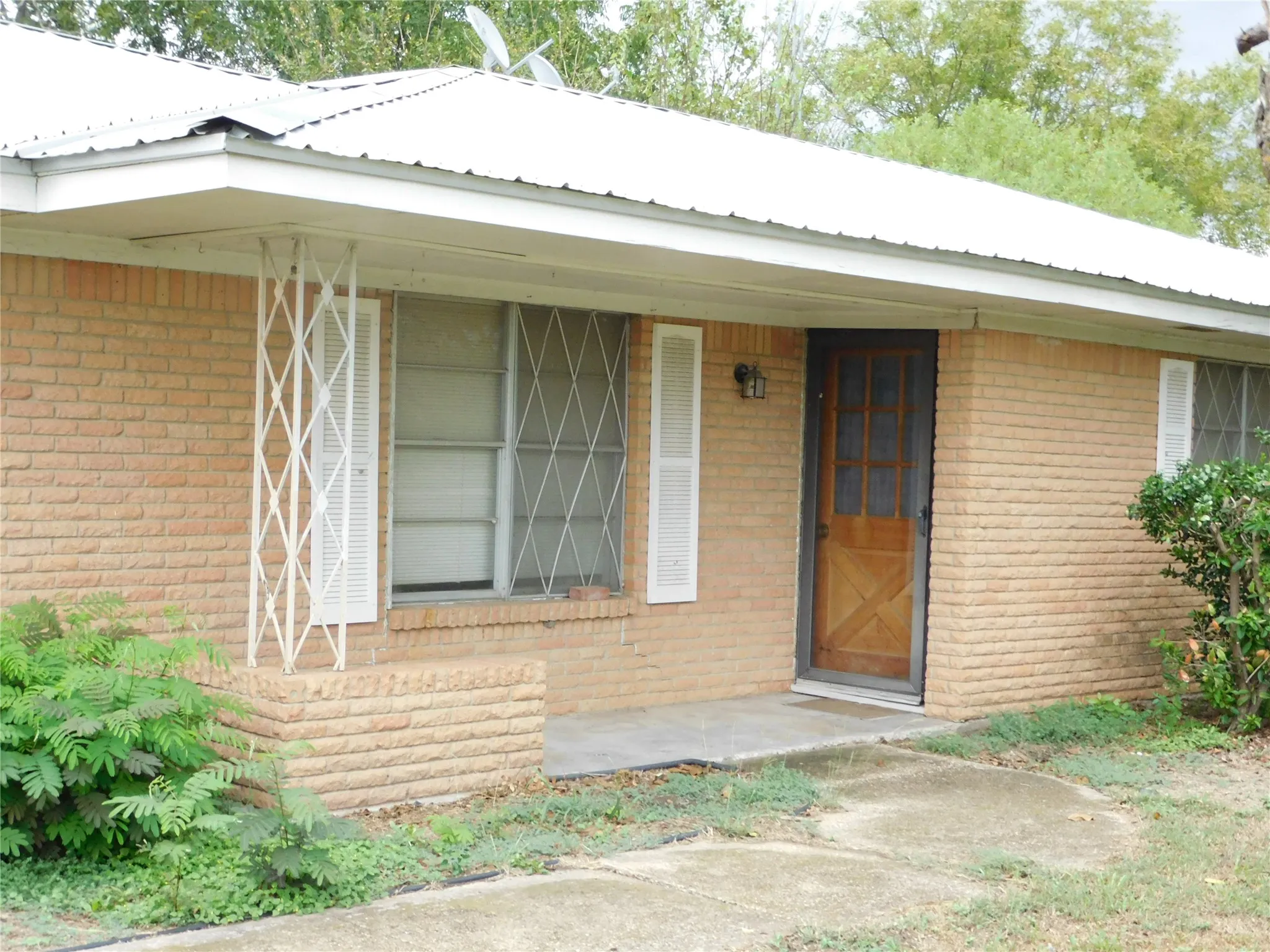 Single Family Residence For Sale in Hill County , 712 N Allyn Avenue E, Mount Calm, Texas 76673, 3 Bedroom, 2 Bathroom, 2 Garage spaces, 1,811 Sqft, built in 1968, mls#21404375, Real Estate Agent in Mount Calm, Homes For Sale in Hill county, Homes For Sale in Mount Calm, Realtor in Mount Calm Texas, Real Estate Brokerage Independent Realty Texas, Luminita Cordes Realtor