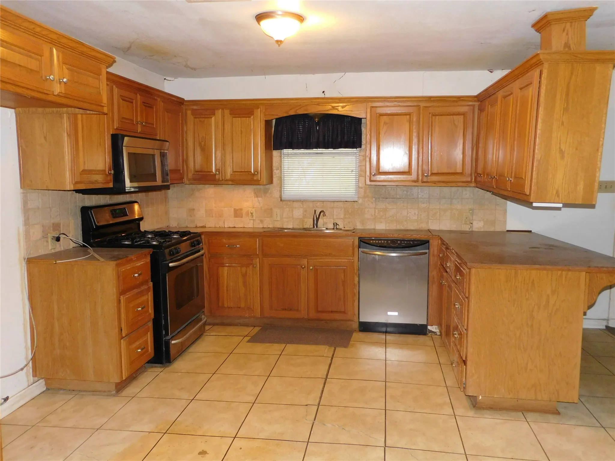 Single Family Residence For Sale in Hill County , 712 N Allyn Avenue E, Mount Calm, Texas 76673, 3 Bedroom, 2 Bathroom, 2 Garage spaces, 1,811 Sqft, built in 1968, mls#21404375, Real Estate Agent in Mount Calm, Homes For Sale in Hill county, Homes For Sale in Mount Calm, Realtor in Mount Calm Texas, Real Estate Brokerage Independent Realty Texas, Luminita Cordes Realtor