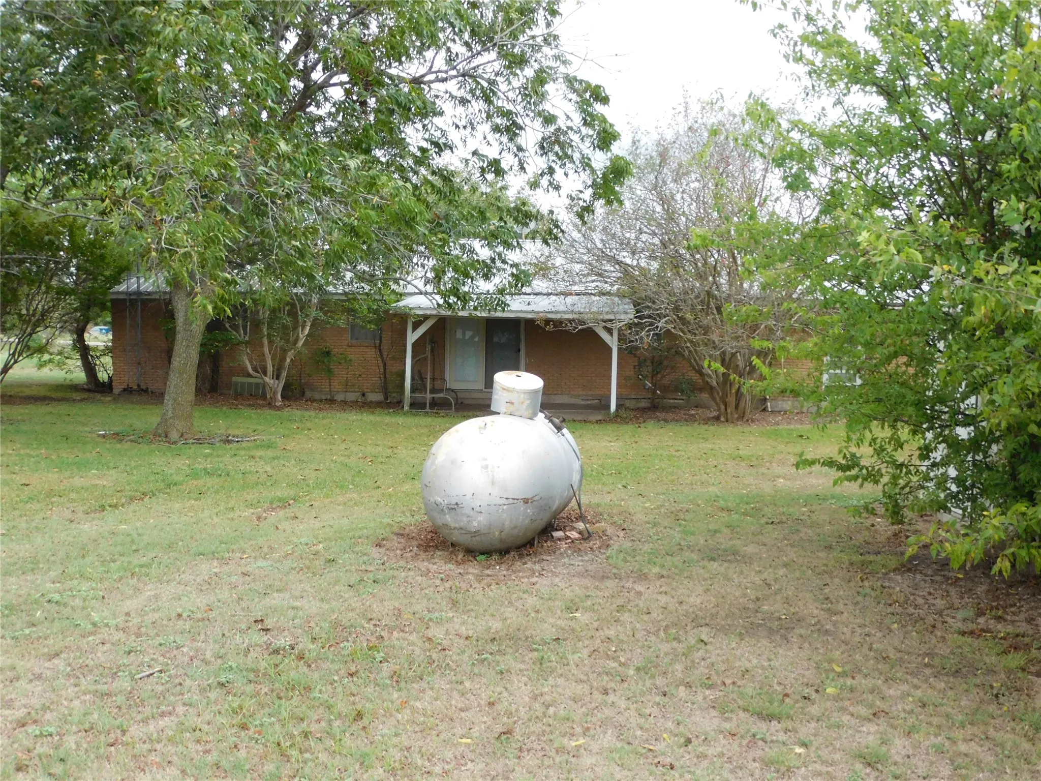 Single Family Residence For Sale in Hill County , 712 N Allyn Avenue E, Mount Calm, Texas 76673, 3 Bedroom, 2 Bathroom, 2 Garage spaces, 1,811 Sqft, built in 1968, mls#21404375, Real Estate Agent in Mount Calm, Homes For Sale in Hill county, Homes For Sale in Mount Calm, Realtor in Mount Calm Texas, Real Estate Brokerage Independent Realty Texas, Luminita Cordes Realtor