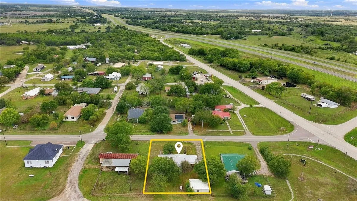 Single Family Residence For Sale in Hill County , 712 N Allyn Avenue E, Mount Calm, Texas 76673, 3 Bedroom, 2 Bathroom, 2 Garage spaces, 1,811 Sqft, built in 1968, mls#21404375, Real Estate Agent in Mount Calm, Homes For Sale in Hill county, Homes For Sale in Mount Calm, Realtor in Mount Calm Texas, Real Estate Brokerage Independent Realty Texas, Luminita Cordes Realtor