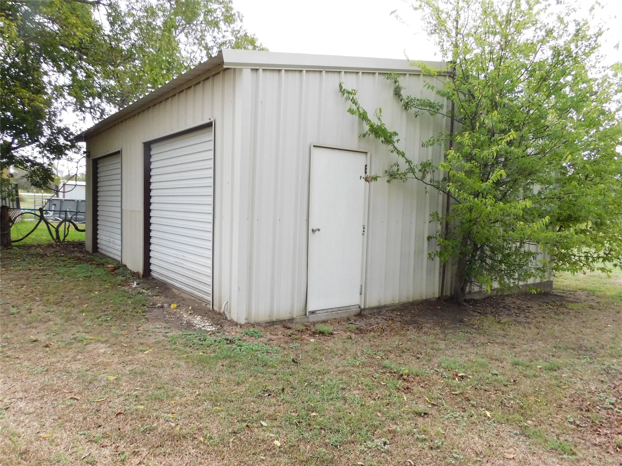 Single Family Residence For Sale in Hill County , 712 N Allyn Avenue E, Mount Calm, Texas 76673, 3 Bedroom, 2 Bathroom, 2 Garage spaces, 1,811 Sqft, built in 1968, mls#21404375, Real Estate Agent in Mount Calm, Homes For Sale in Hill county, Homes For Sale in Mount Calm, Realtor in Mount Calm Texas, Real Estate Brokerage Independent Realty Texas, Luminita Cordes Realtor