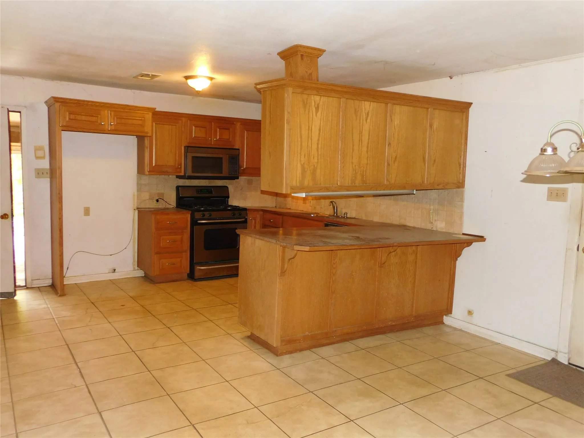 Single Family Residence For Sale in Hill County , 712 N Allyn Avenue E, Mount Calm, Texas 76673, 3 Bedroom, 2 Bathroom, 2 Garage spaces, 1,811 Sqft, built in 1968, mls#21404375, Real Estate Agent in Mount Calm, Homes For Sale in Hill county, Homes For Sale in Mount Calm, Realtor in Mount Calm Texas, Real Estate Brokerage Independent Realty Texas, Luminita Cordes Realtor