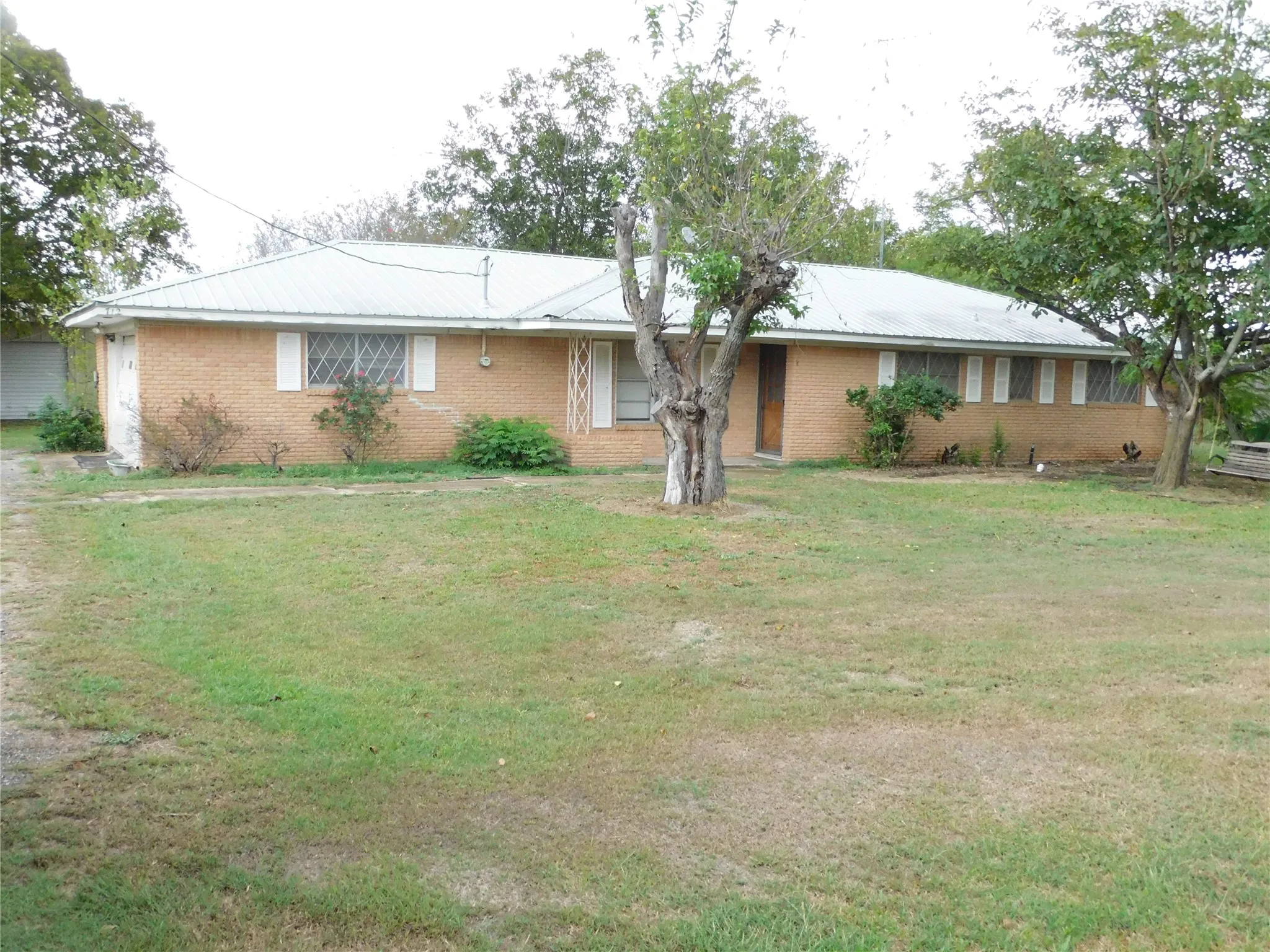 Single Family Residence For Sale in Hill County , 712 N Allyn Avenue E, Mount Calm, Texas 76673, 3 Bedroom, 2 Bathroom, 2 Garage spaces, 1,811 Sqft, built in 1968, mls#21404375, Real Estate Agent in Mount Calm, Homes For Sale in Hill county, Homes For Sale in Mount Calm, Realtor in Mount Calm Texas, Real Estate Brokerage Independent Realty Texas, Luminita Cordes Realtor