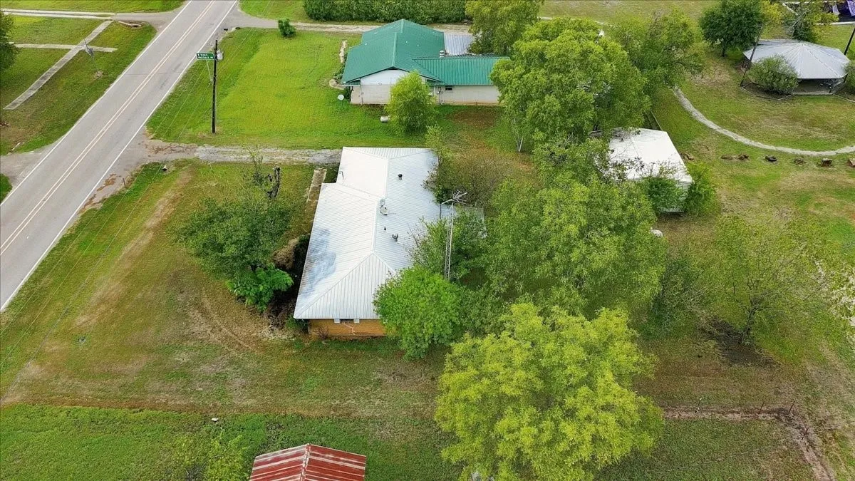 Single Family Residence For Sale in Hill County , 712 N Allyn Avenue E, Mount Calm, Texas 76673, 3 Bedroom, 2 Bathroom, 2 Garage spaces, 1,811 Sqft, built in 1968, mls#21404375, Real Estate Agent in Mount Calm, Homes For Sale in Hill county, Homes For Sale in Mount Calm, Realtor in Mount Calm Texas, Real Estate Brokerage Independent Realty Texas, Luminita Cordes Realtor