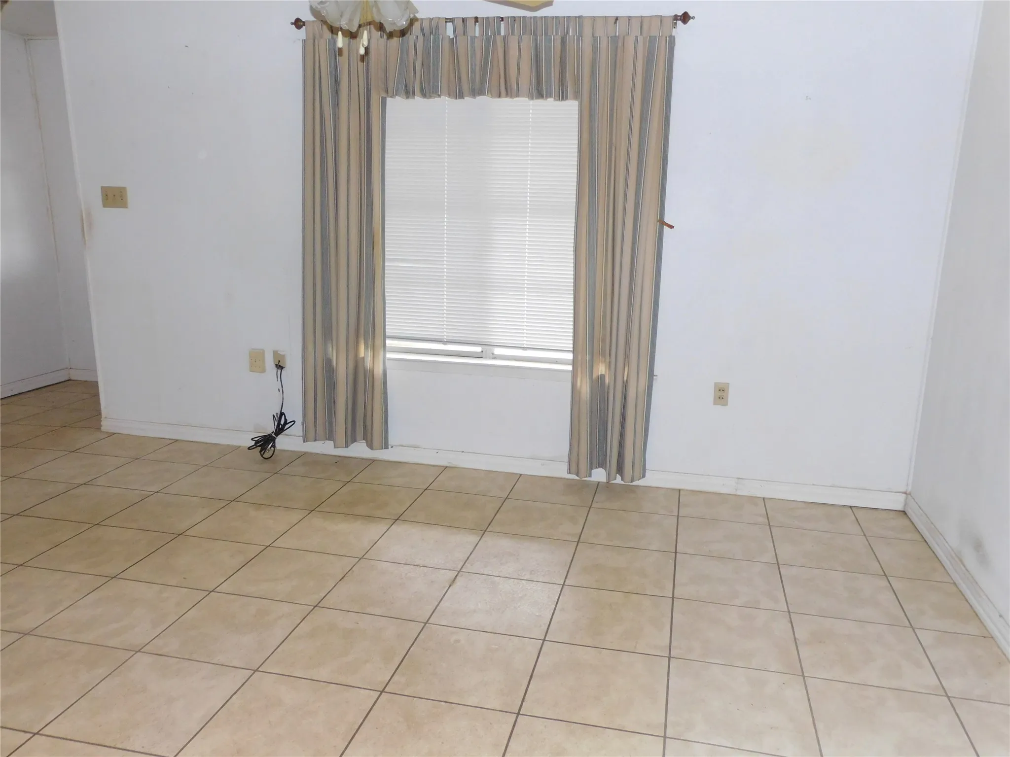 Single Family Residence For Sale in Hill County , 712 N Allyn Avenue E, Mount Calm, Texas 76673, 3 Bedroom, 2 Bathroom, 2 Garage spaces, 1,811 Sqft, built in 1968, mls#21404375, Real Estate Agent in Mount Calm, Homes For Sale in Hill county, Homes For Sale in Mount Calm, Realtor in Mount Calm Texas, Real Estate Brokerage Independent Realty Texas, Luminita Cordes Realtor