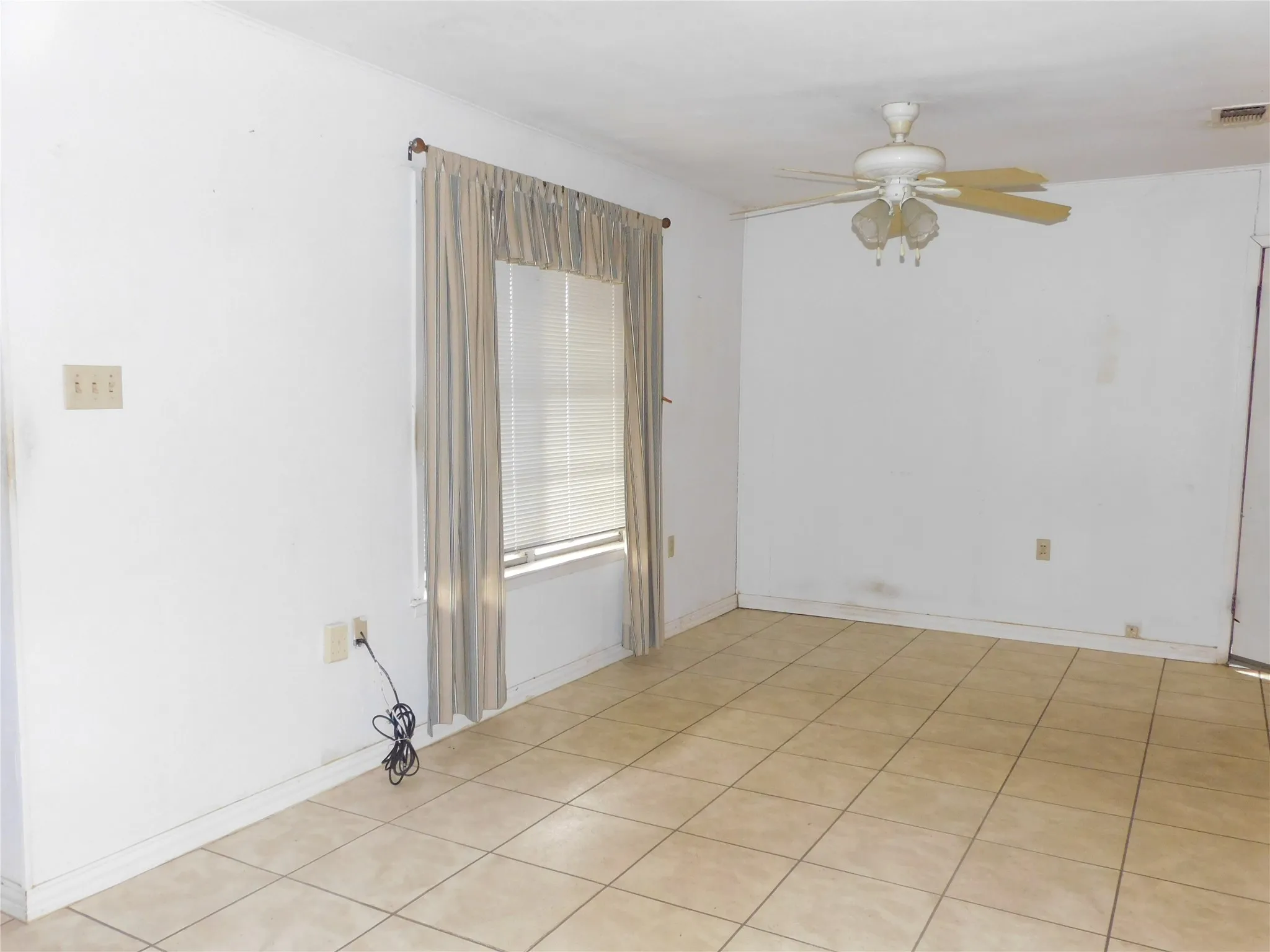 Single Family Residence For Sale in Hill County , 712 N Allyn Avenue E, Mount Calm, Texas 76673, 3 Bedroom, 2 Bathroom, 2 Garage spaces, 1,811 Sqft, built in 1968, mls#21404375, Real Estate Agent in Mount Calm, Homes For Sale in Hill county, Homes For Sale in Mount Calm, Realtor in Mount Calm Texas, Real Estate Brokerage Independent Realty Texas, Luminita Cordes Realtor