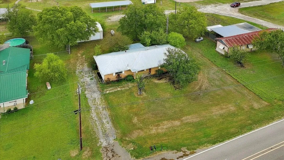 Single Family Residence For Sale in Hill County , 712 N Allyn Avenue E, Mount Calm, Texas 76673, 3 Bedroom, 2 Bathroom, 2 Garage spaces, 1,811 Sqft, built in 1968, mls#21404375, Real Estate Agent in Mount Calm, Homes For Sale in Hill county, Homes For Sale in Mount Calm, Realtor in Mount Calm Texas, Real Estate Brokerage Independent Realty Texas, Luminita Cordes Realtor