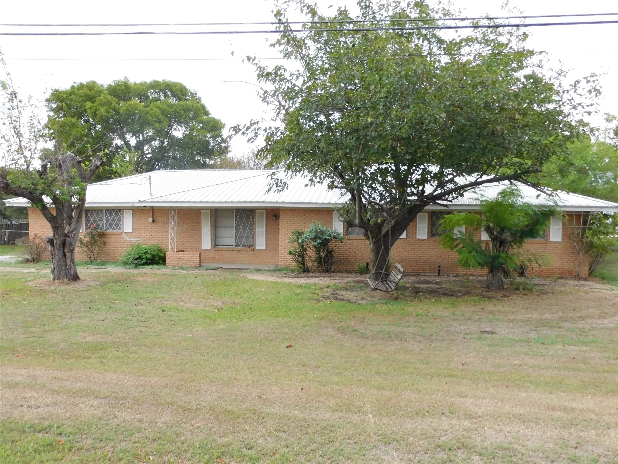 Single Family Residence For Sale in Hill County , 712 N Allyn Avenue E, Mount Calm, Texas 76673, 3 Bedroom, 2 Bathroom, 2 Garage spaces, 1,811 Sqft, built in 1968, mls#21404375, Real Estate Agent in Mount Calm, Homes For Sale in Hill county, Homes For Sale in Mount Calm, Realtor in Mount Calm Texas, Real Estate Brokerage Independent Realty Texas, Luminita Cordes Realtor
