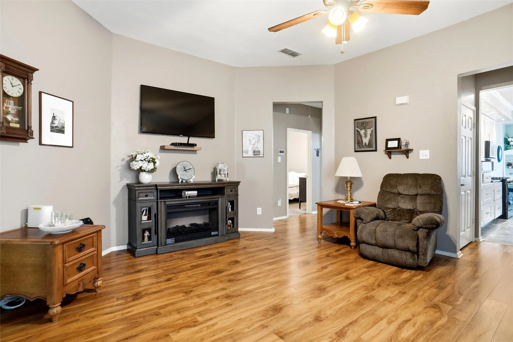 Single Family Residence For Rent in Tarrant County , 6951 Chaco Trail, Fort Worth, Texas 76137, 4 Bedroom, 2 Bathroom, 2 Garage spaces, 1,298 Sqft, built in 1998, mls#21405280, Real Estate Agent in Fort Worth, Homes For Rent in Tarrant county, Homes For Rent in Fort Worth, Realtor in Fort Worth Texas, Real Estate Brokerage Independent Realty Texas, Luminita Cordes Realtor