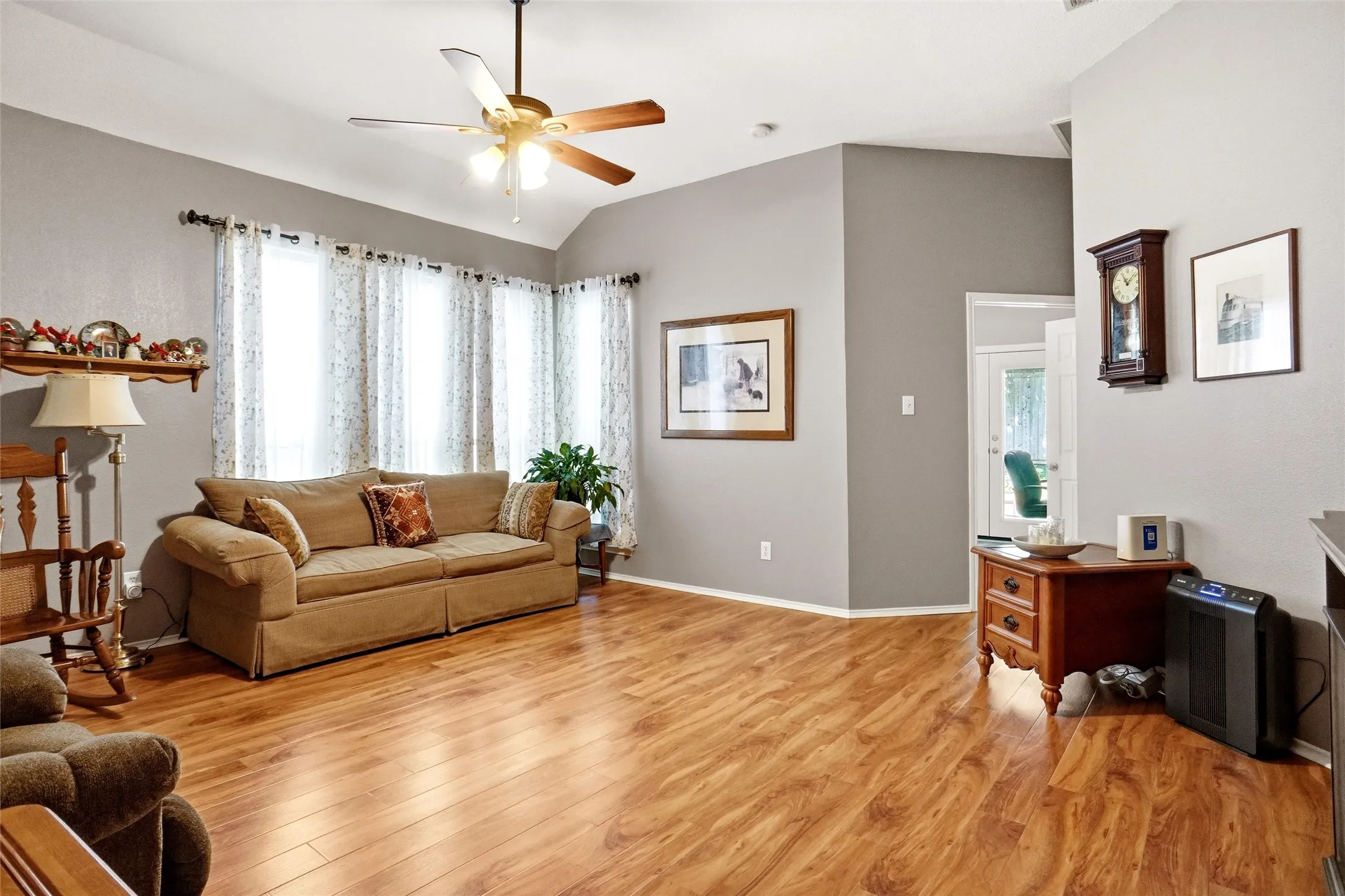 Single Family Residence For Rent in Tarrant County , 6951 Chaco Trail, Fort Worth, Texas 76137, 4 Bedroom, 2 Bathroom, 2 Garage spaces, 1,298 Sqft, built in 1998, mls#21405280, Real Estate Agent in Fort Worth, Homes For Rent in Tarrant county, Homes For Rent in Fort Worth, Realtor in Fort Worth Texas, Real Estate Brokerage Independent Realty Texas, Luminita Cordes Realtor