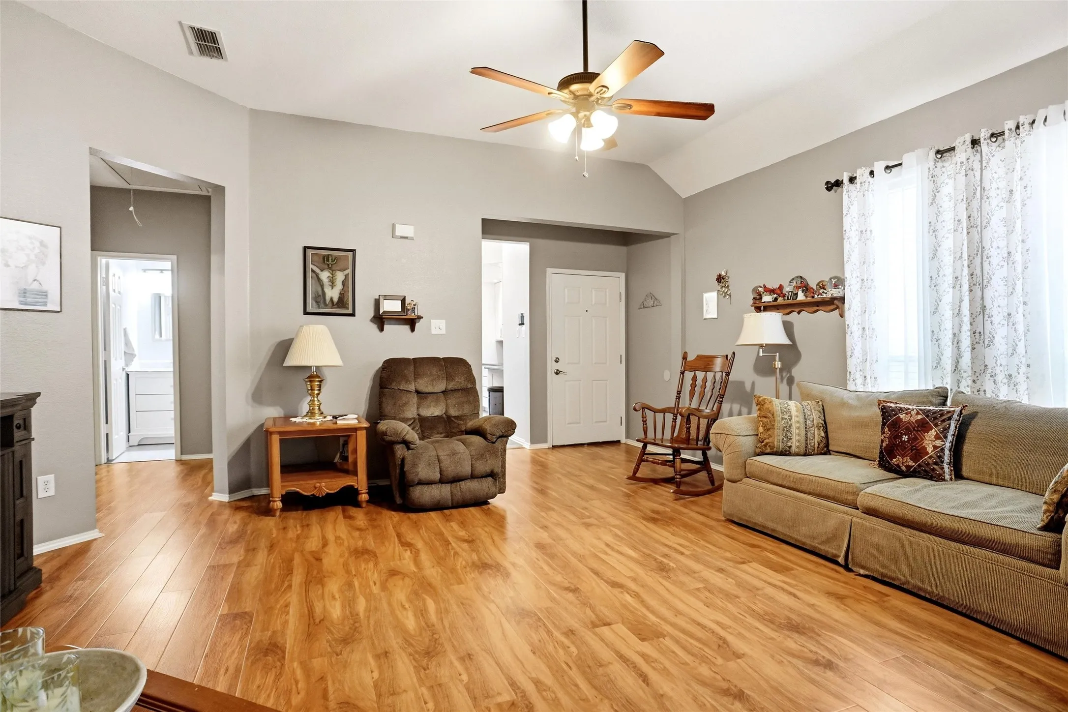 Single Family Residence For Rent in Tarrant County , 6951 Chaco Trail, Fort Worth, Texas 76137, 4 Bedroom, 2 Bathroom, 2 Garage spaces, 1,298 Sqft, built in 1998, mls#21405280, Real Estate Agent in Fort Worth, Homes For Rent in Tarrant county, Homes For Rent in Fort Worth, Realtor in Fort Worth Texas, Real Estate Brokerage Independent Realty Texas, Luminita Cordes Realtor