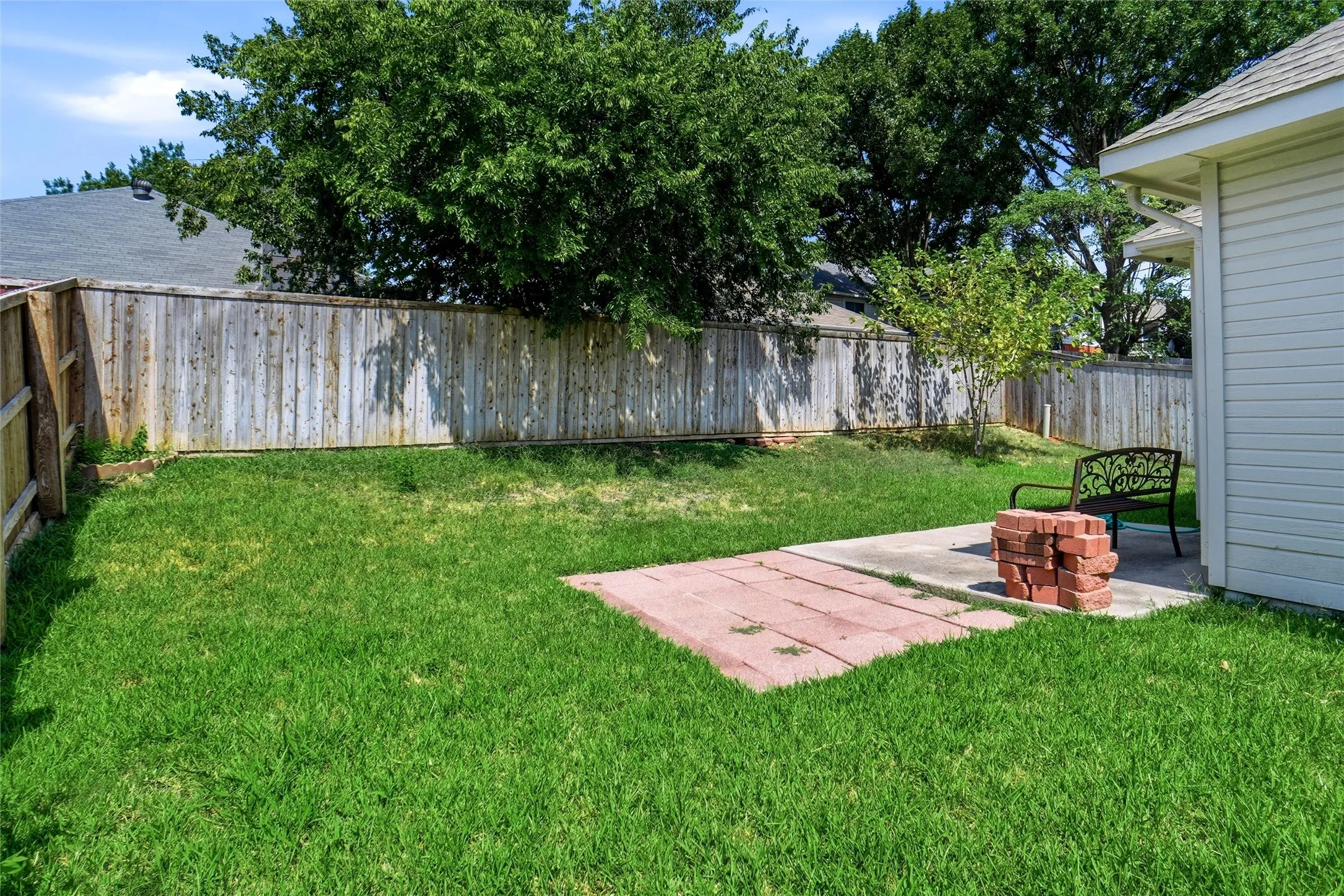 Single Family Residence For Rent in Tarrant County , 6951 Chaco Trail, Fort Worth, Texas 76137, 4 Bedroom, 2 Bathroom, 2 Garage spaces, 1,298 Sqft, built in 1998, mls#21405280, Real Estate Agent in Fort Worth, Homes For Rent in Tarrant county, Homes For Rent in Fort Worth, Realtor in Fort Worth Texas, Real Estate Brokerage Independent Realty Texas, Luminita Cordes Realtor