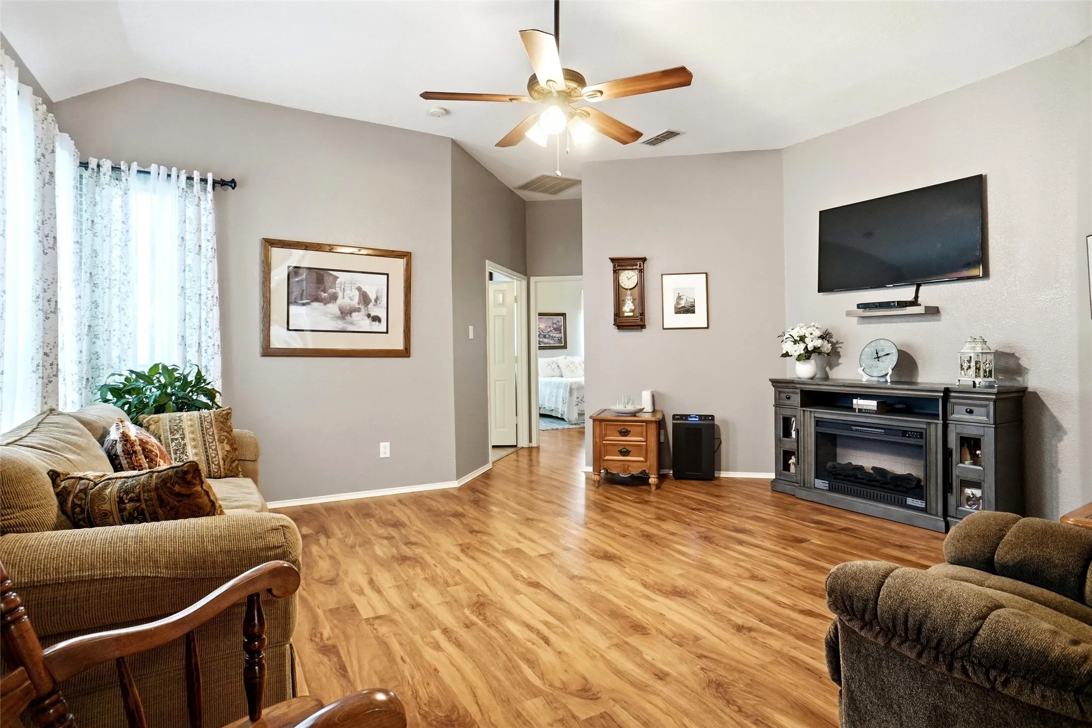Single Family Residence For Rent in Tarrant County , 6951 Chaco Trail, Fort Worth, Texas 76137, 4 Bedroom, 2 Bathroom, 2 Garage spaces, 1,298 Sqft, built in 1998, mls#21405280, Real Estate Agent in Fort Worth, Homes For Rent in Tarrant county, Homes For Rent in Fort Worth, Realtor in Fort Worth Texas, Real Estate Brokerage Independent Realty Texas, Luminita Cordes Realtor