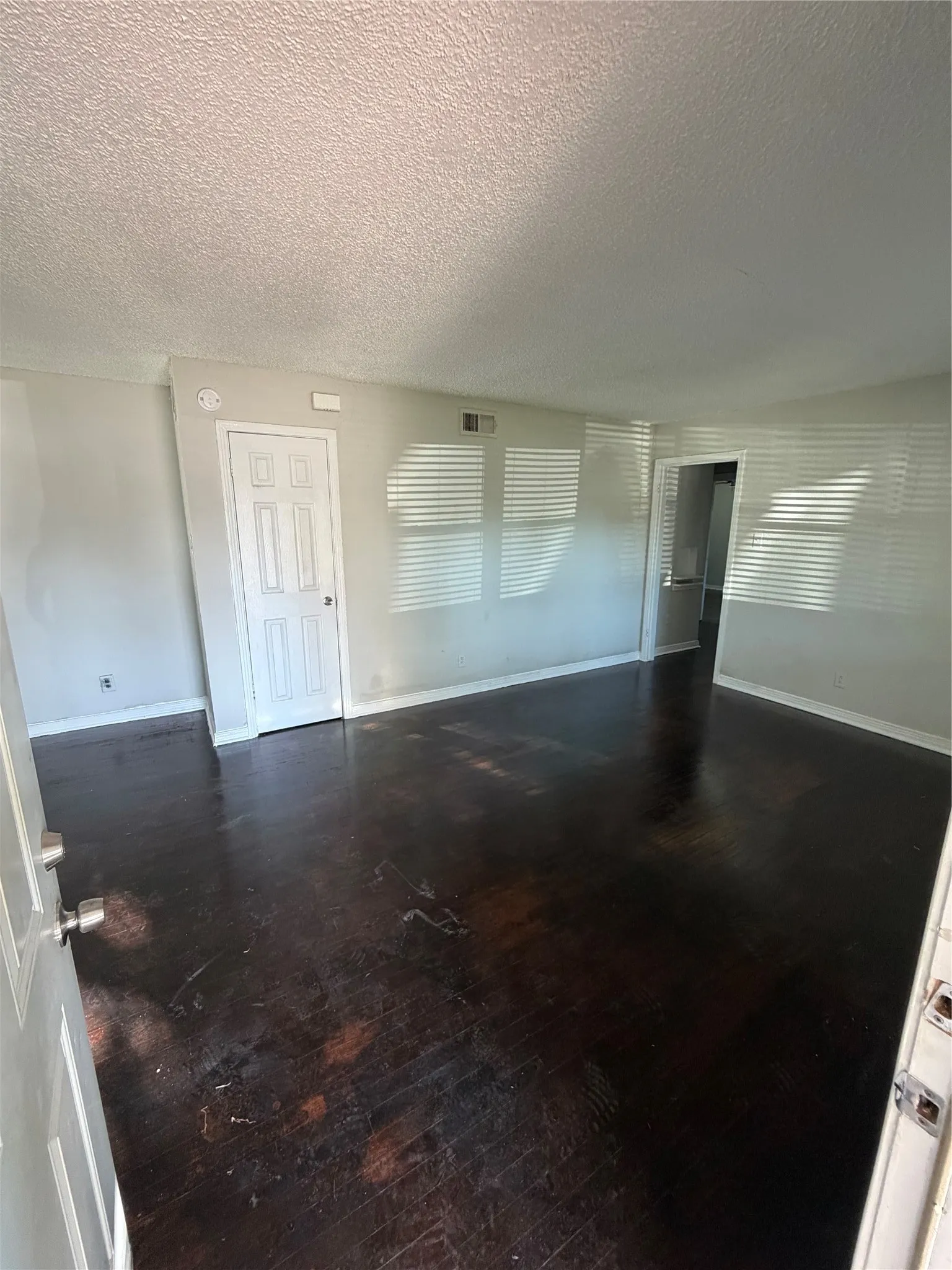Single Family Residence For Sale in Dallas County , 12220 Holt Drive, Dallas, Texas 75218, 3 Bedroom, 1 Bathroom, 1 Garage spaces, 1,040 Sqft, built in 1952, mls#21405020, Real Estate Agent in Dallas, Homes For Sale in Dallas county, Homes For Sale in Dallas, Realtor in Dallas Texas, Real Estate Brokerage Independent Realty Texas, Luminita Cordes Realtor