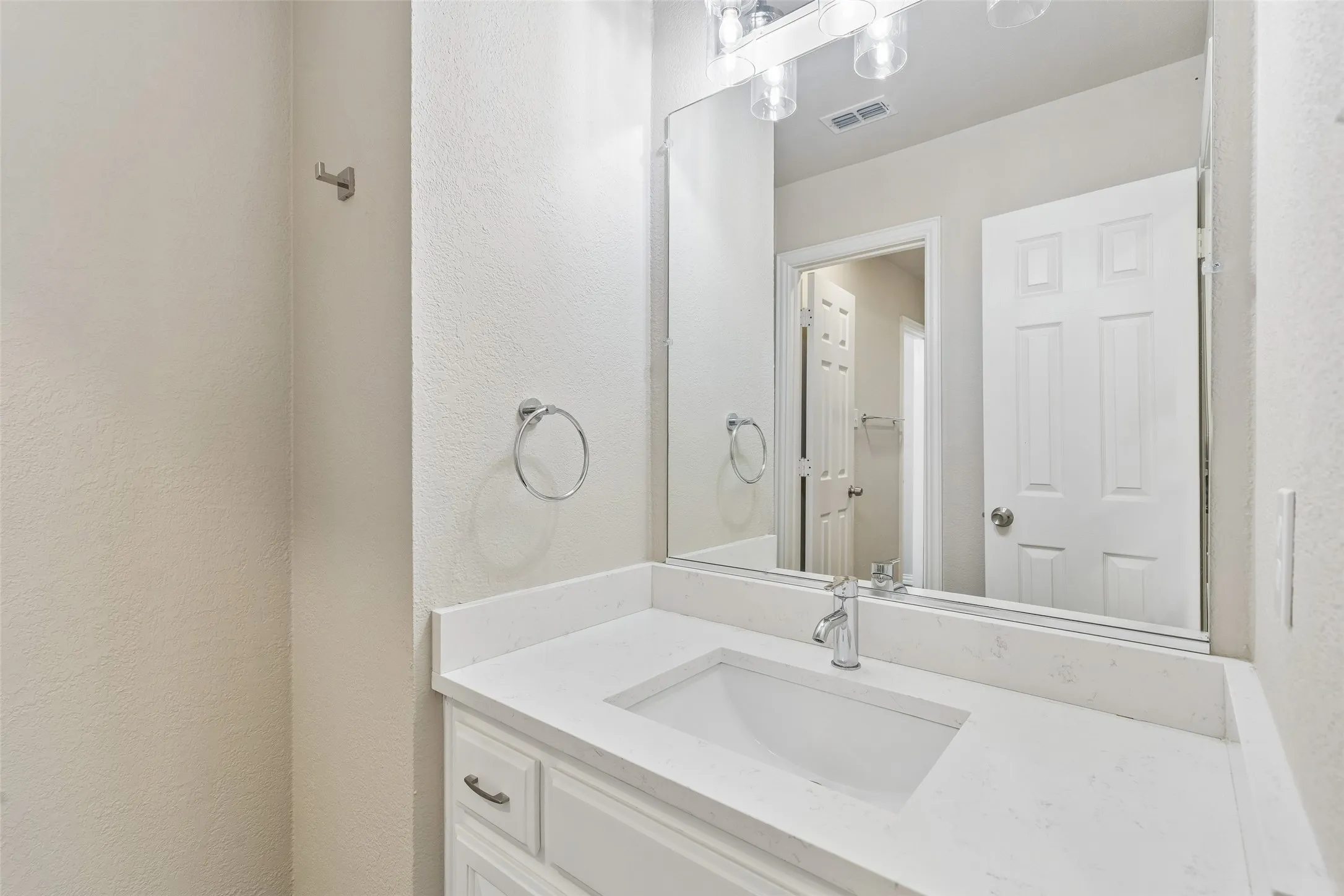 Single Family Residence For Rent in Denton County , 4005 Frio Way, Frisco, Texas 75034, 4 Bedroom, 4 Bathroom, 2 Garage spaces, 3,358 Sqft, built in 2002, mls#21402915, Real Estate Agent in Frisco, Homes For Rent in Denton county, Homes For Rent in Frisco, Realtor in Frisco Texas, Real Estate Brokerage Independent Realty Texas, Luminita Cordes Realtor