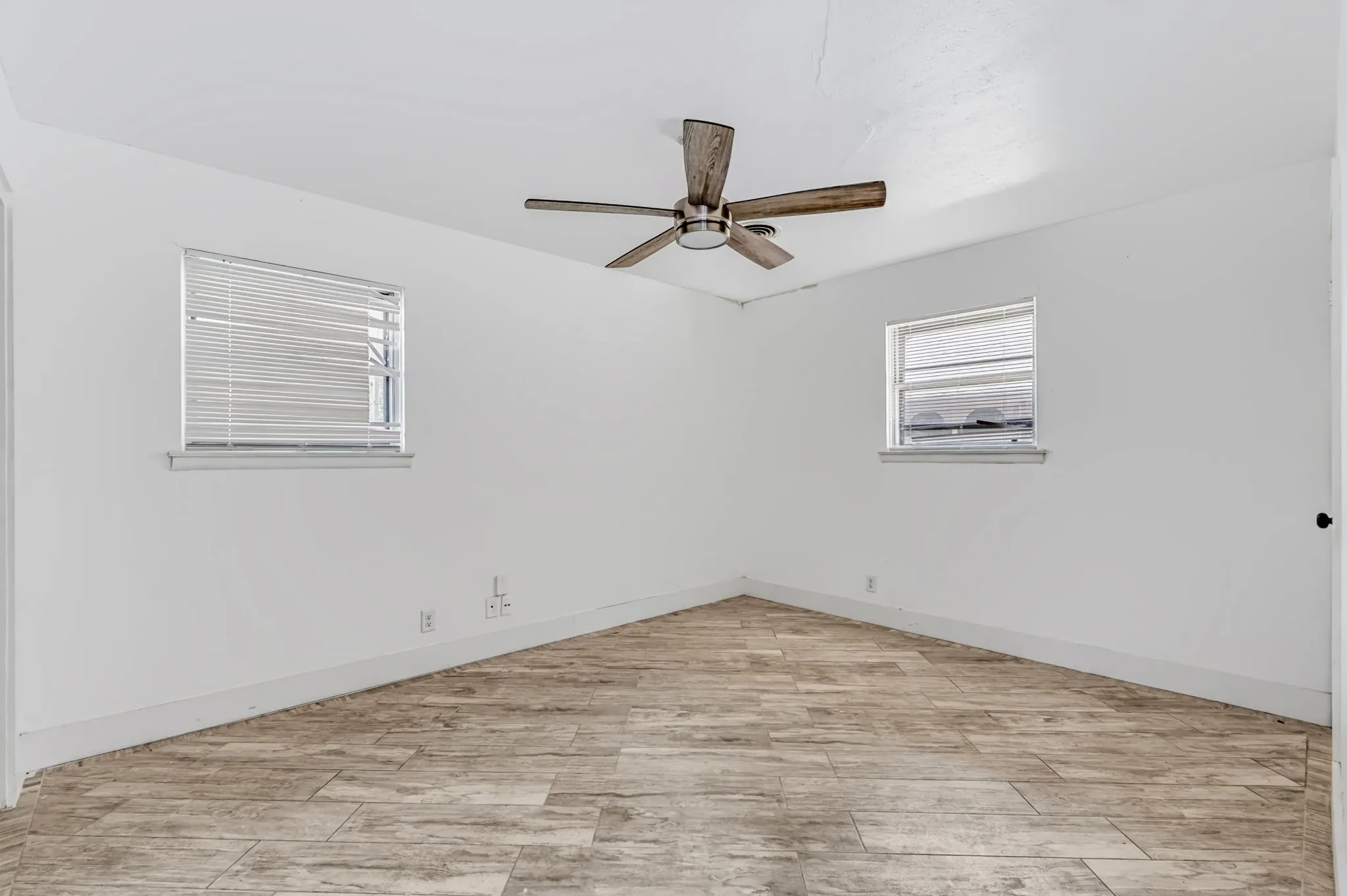 Single Family Residence For Rent in Tarrant County , 4629 Fawn Drive, Fort Worth, Texas 76132, 4 Bedroom, 2 Bathroom, 6 Garage spaces, 2,417 Sqft, built in 1959, mls#21404577, Real Estate Agent in Fort Worth, Homes For Rent in Tarrant county, Homes For Rent in Fort Worth, Realtor in Fort Worth Texas, Real Estate Brokerage Independent Realty Texas, Luminita Cordes Realtor