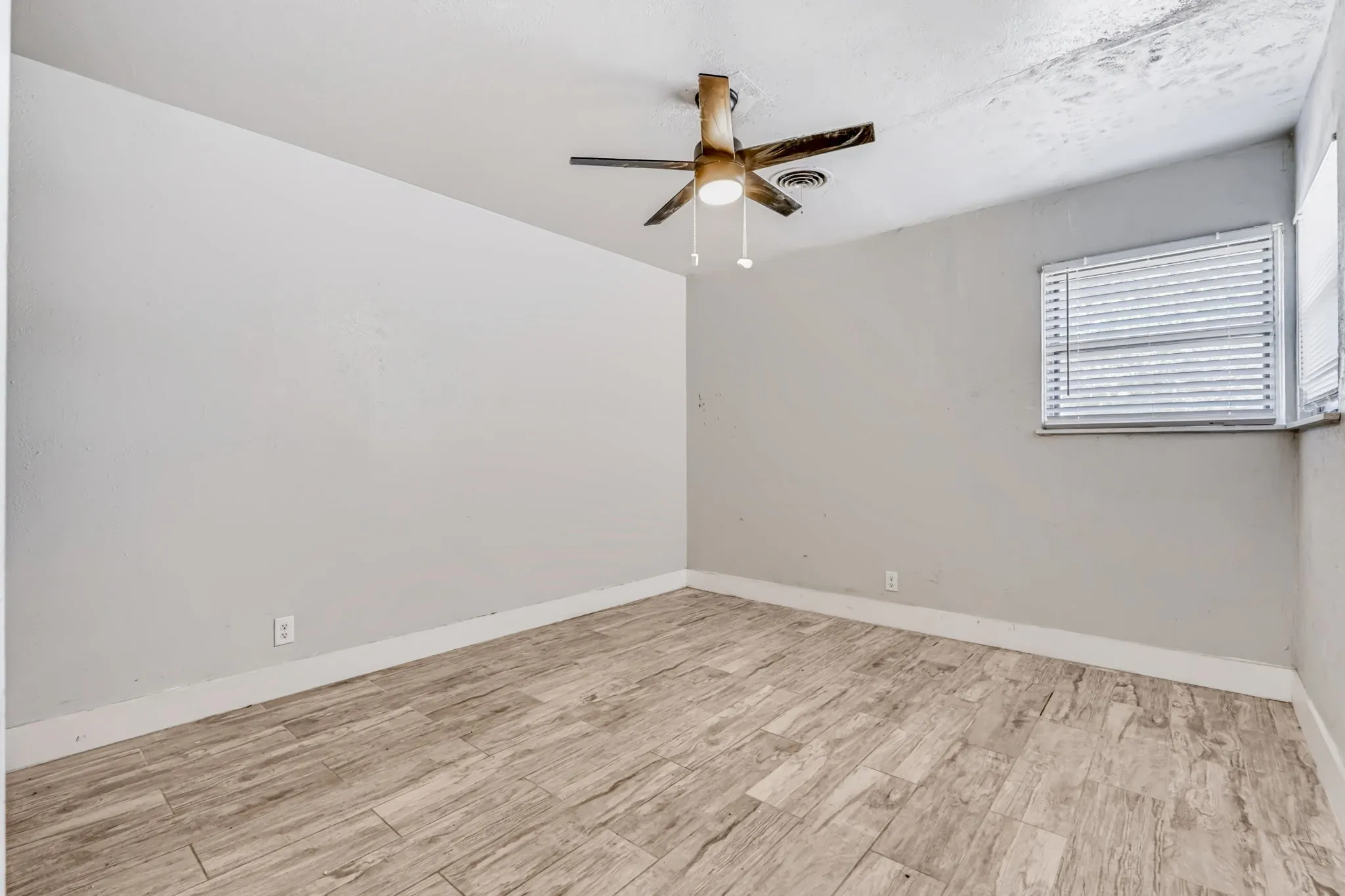 Single Family Residence For Rent in Tarrant County , 4629 Fawn Drive, Fort Worth, Texas 76132, 4 Bedroom, 2 Bathroom, 6 Garage spaces, 2,417 Sqft, built in 1959, mls#21404577, Real Estate Agent in Fort Worth, Homes For Rent in Tarrant county, Homes For Rent in Fort Worth, Realtor in Fort Worth Texas, Real Estate Brokerage Independent Realty Texas, Luminita Cordes Realtor