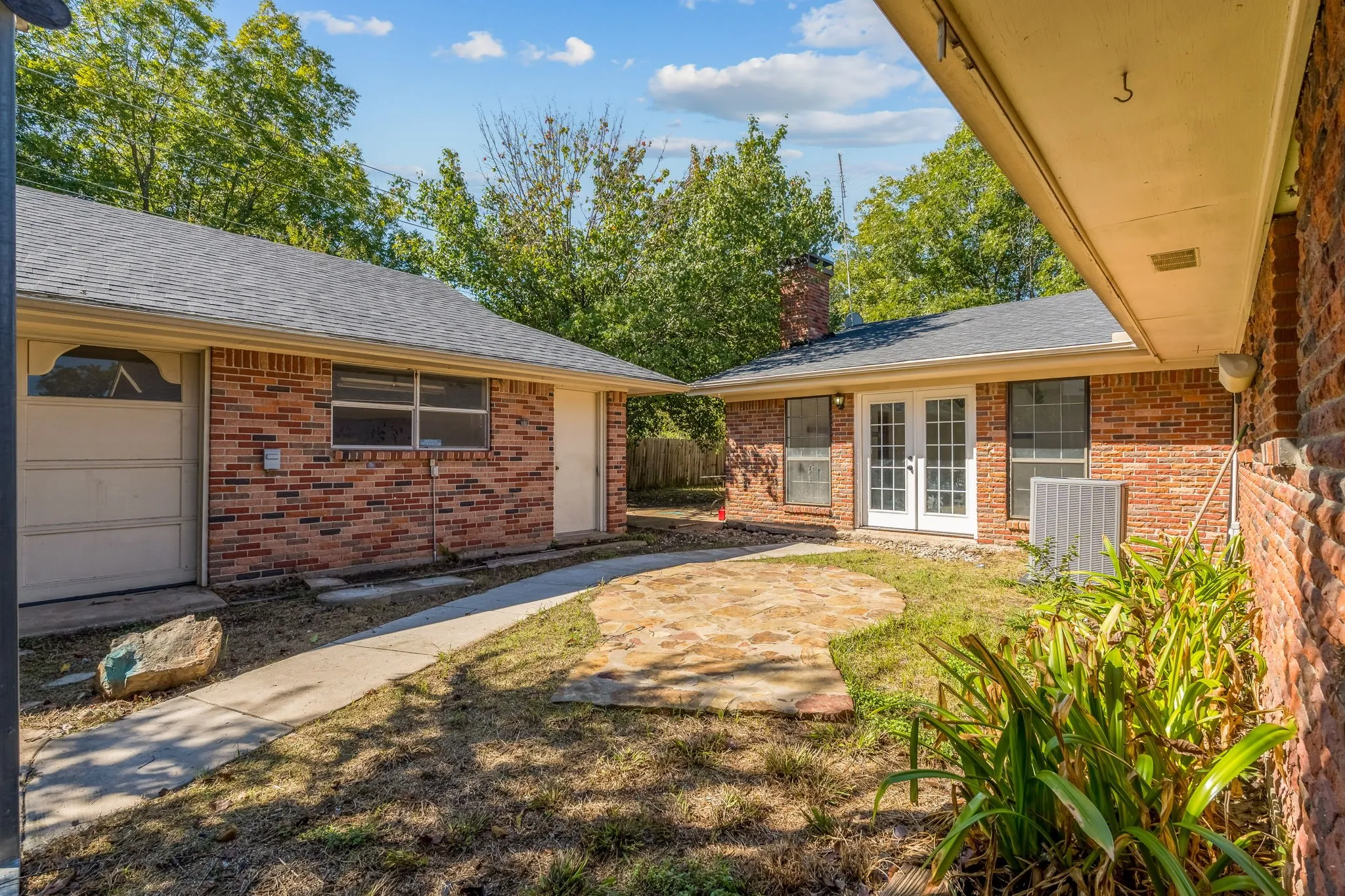Single Family Residence For Rent in Tarrant County , 4629 Fawn Drive, Fort Worth, Texas 76132, 4 Bedroom, 2 Bathroom, 6 Garage spaces, 2,417 Sqft, built in 1959, mls#21404577, Real Estate Agent in Fort Worth, Homes For Rent in Tarrant county, Homes For Rent in Fort Worth, Realtor in Fort Worth Texas, Real Estate Brokerage Independent Realty Texas, Luminita Cordes Realtor