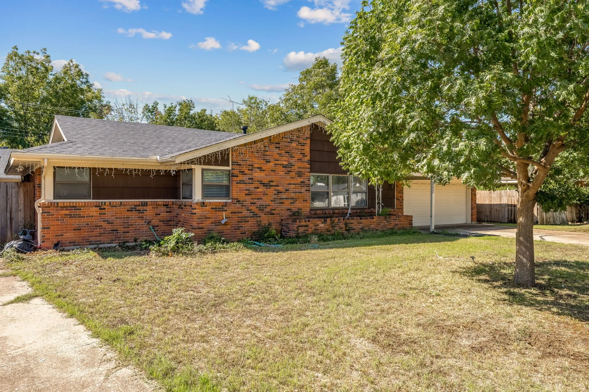 Single Family Residence For Rent in Tarrant County , 4629 Fawn Drive, Fort Worth, Texas 76132, 4 Bedroom, 2 Bathroom, 6 Garage spaces, 2,417 Sqft, built in 1959, mls#21404577, Real Estate Agent in Fort Worth, Homes For Rent in Tarrant county, Homes For Rent in Fort Worth, Realtor in Fort Worth Texas, Real Estate Brokerage Independent Realty Texas, Luminita Cordes Realtor