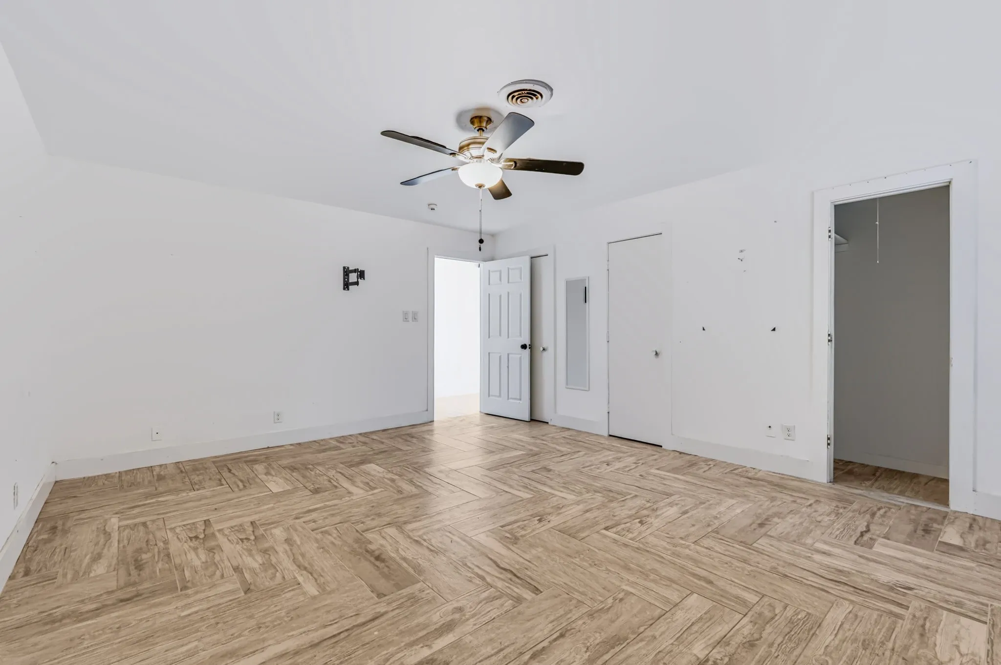 Single Family Residence For Rent in Tarrant County , 4629 Fawn Drive, Fort Worth, Texas 76132, 4 Bedroom, 2 Bathroom, 6 Garage spaces, 2,417 Sqft, built in 1959, mls#21404577, Real Estate Agent in Fort Worth, Homes For Rent in Tarrant county, Homes For Rent in Fort Worth, Realtor in Fort Worth Texas, Real Estate Brokerage Independent Realty Texas, Luminita Cordes Realtor