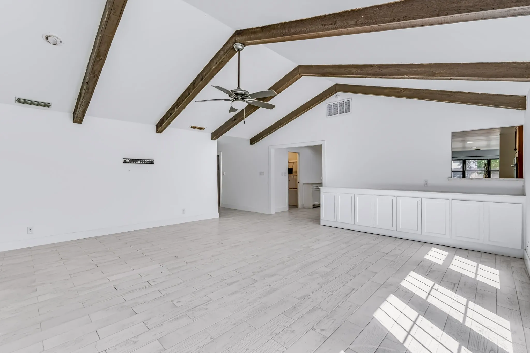 Single Family Residence For Rent in Tarrant County , 4629 Fawn Drive, Fort Worth, Texas 76132, 4 Bedroom, 2 Bathroom, 6 Garage spaces, 2,417 Sqft, built in 1959, mls#21404577, Real Estate Agent in Fort Worth, Homes For Rent in Tarrant county, Homes For Rent in Fort Worth, Realtor in Fort Worth Texas, Real Estate Brokerage Independent Realty Texas, Luminita Cordes Realtor