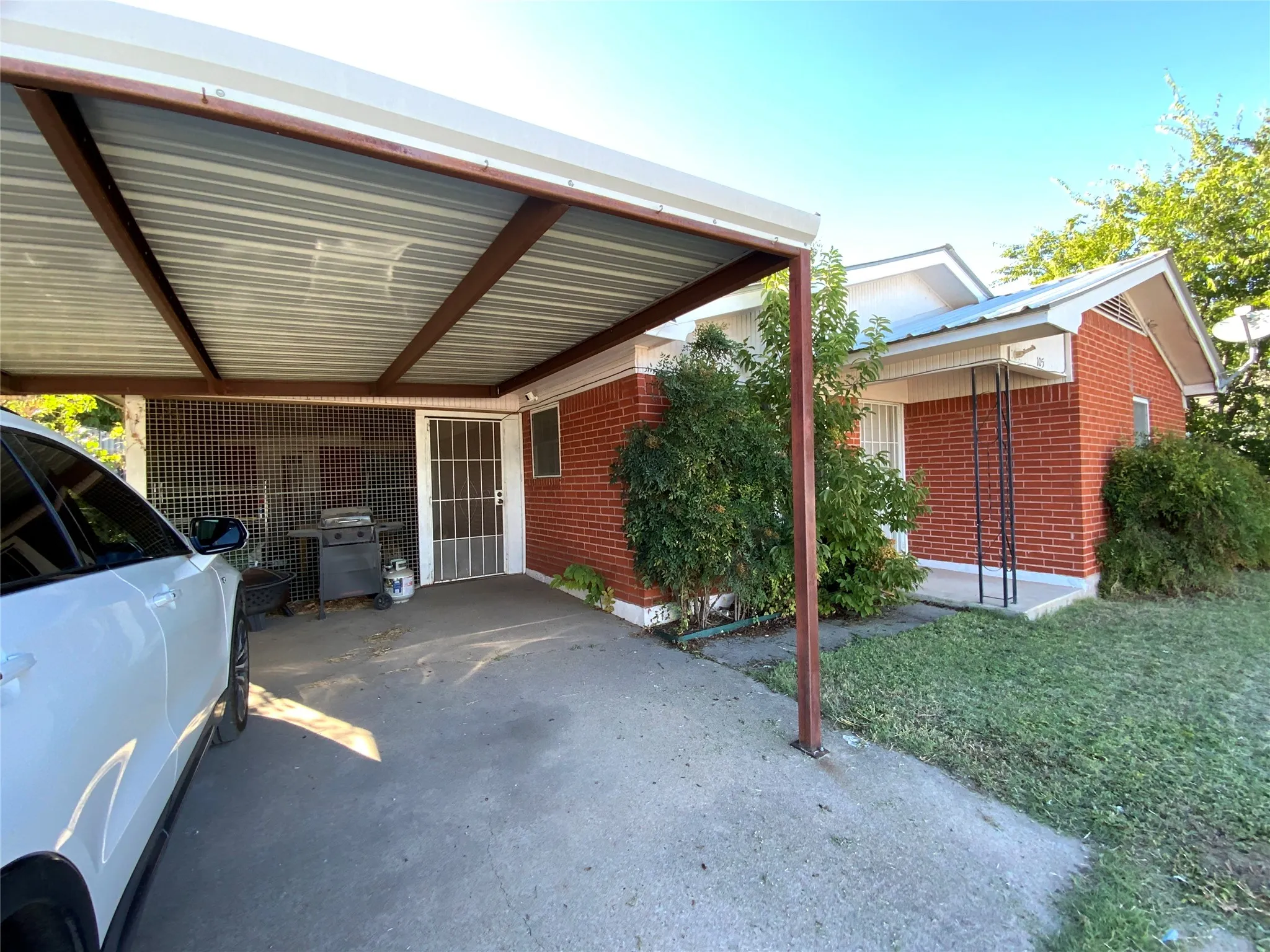 Single Family Residence For Sale in Comanche County , 105 N Cole Street, Comanche, Texas 76442, 2 Bedroom, 2 Bathroom, Garage spaces, 1,176 Sqft, built in 1972, mls#21405078, Real Estate Agent in Comanche, Homes For Sale in Comanche county, Homes For Sale in Comanche, Realtor in Comanche Texas, Real Estate Brokerage Independent Realty Texas, Luminita Cordes Realtor