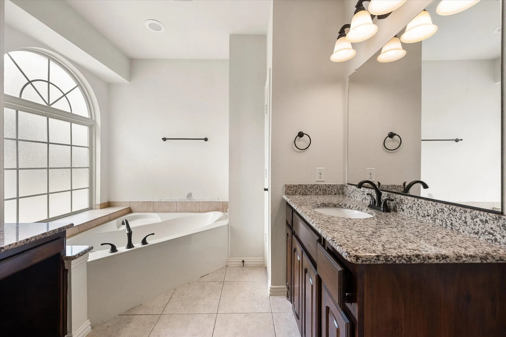 Single Family Residence For Sale in Ellis County , 1840 Cotton Creek Trail, Midlothian, Texas 76065, 5 Bedroom, 4 Bathroom, 3 Garage spaces, 4,339 Sqft, built in 2014, mls#21405217, Real Estate Agent in Midlothian, Homes For Sale in Ellis county, Homes For Sale in Midlothian, Realtor in Midlothian Texas, Real Estate Brokerage Independent Realty Texas, Luminita Cordes Realtor