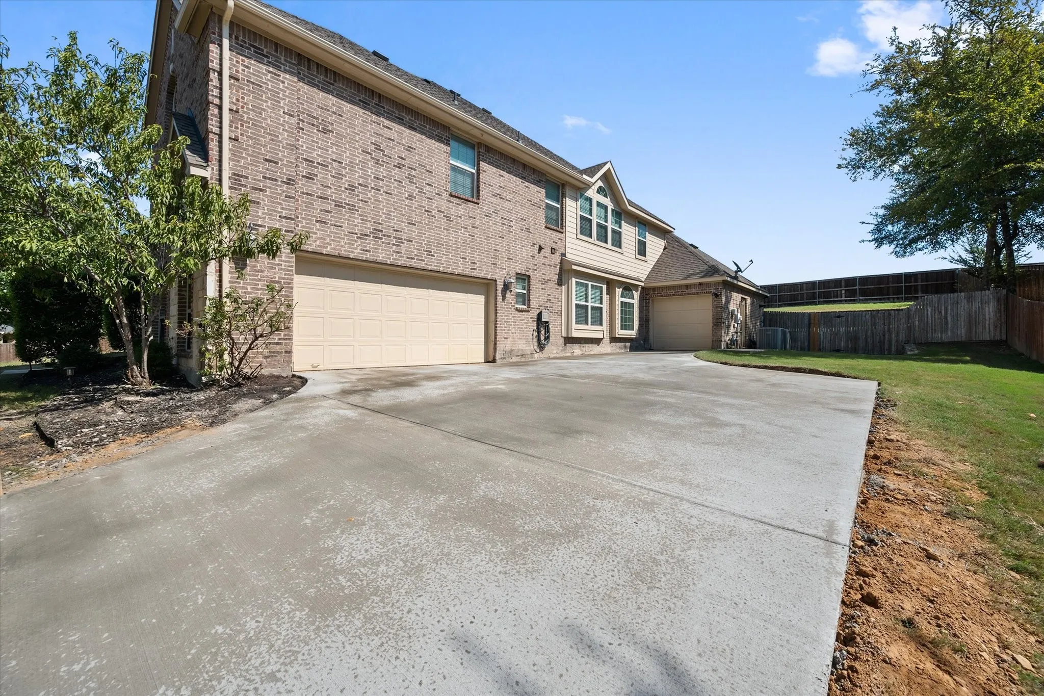 Single Family Residence For Sale in Ellis County , 1840 Cotton Creek Trail, Midlothian, Texas 76065, 5 Bedroom, 4 Bathroom, 3 Garage spaces, 4,339 Sqft, built in 2014, mls#21405217, Real Estate Agent in Midlothian, Homes For Sale in Ellis county, Homes For Sale in Midlothian, Realtor in Midlothian Texas, Real Estate Brokerage Independent Realty Texas, Luminita Cordes Realtor