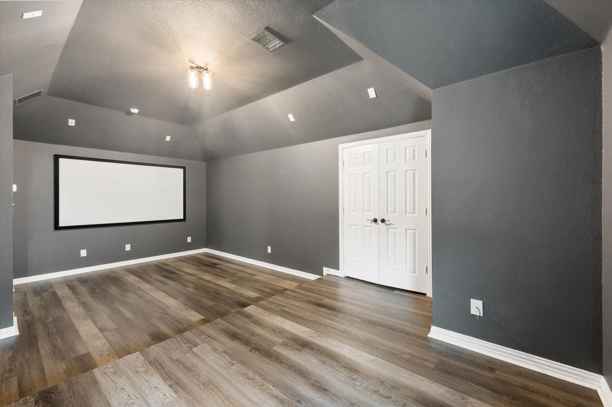 Single Family Residence For Sale in Ellis County , 1840 Cotton Creek Trail, Midlothian, Texas 76065, 5 Bedroom, 4 Bathroom, 3 Garage spaces, 4,339 Sqft, built in 2014, mls#21405217, Real Estate Agent in Midlothian, Homes For Sale in Ellis county, Homes For Sale in Midlothian, Realtor in Midlothian Texas, Real Estate Brokerage Independent Realty Texas, Luminita Cordes Realtor