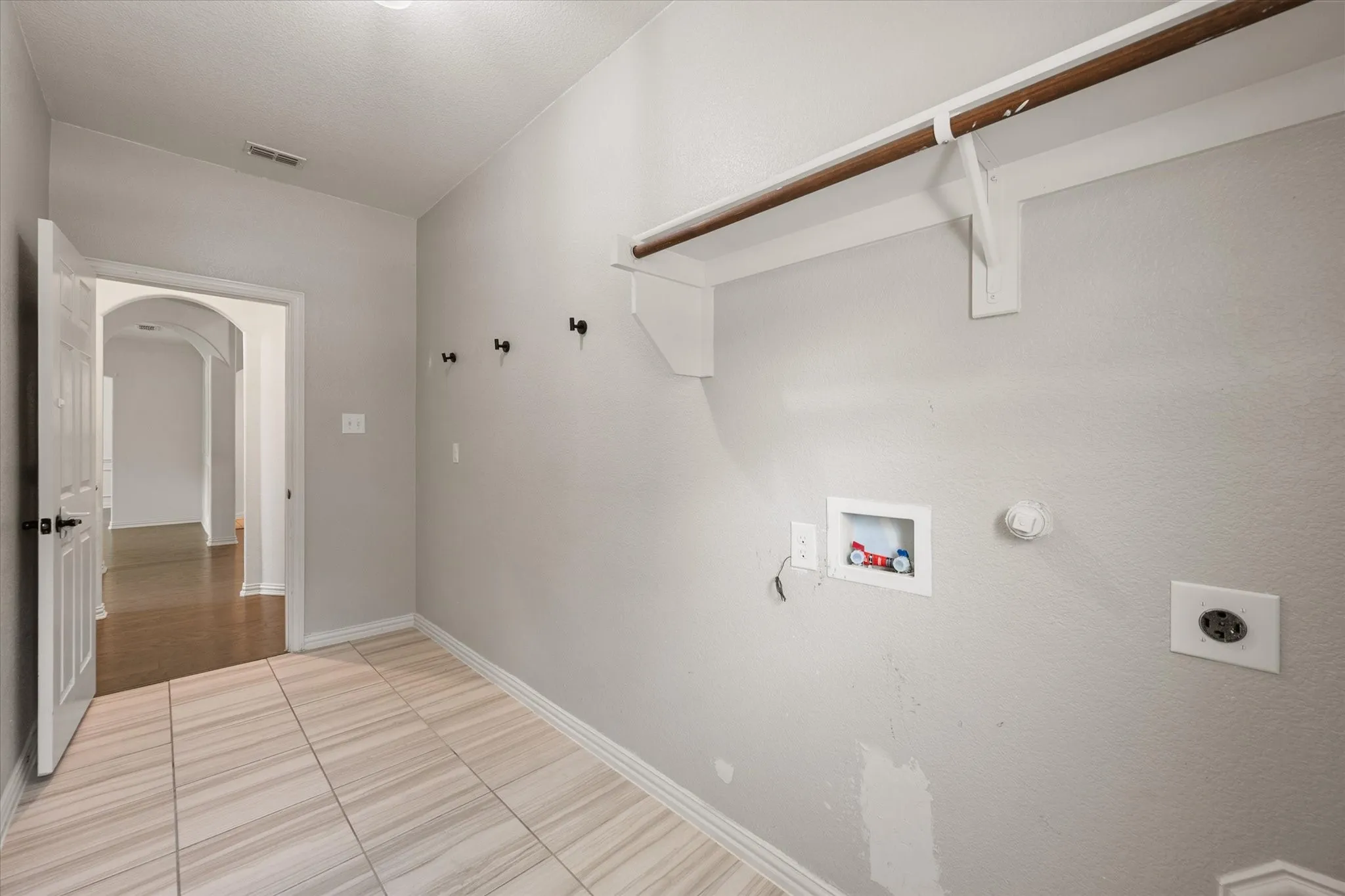 Single Family Residence For Sale in Ellis County , 1840 Cotton Creek Trail, Midlothian, Texas 76065, 5 Bedroom, 4 Bathroom, 3 Garage spaces, 4,339 Sqft, built in 2014, mls#21405217, Real Estate Agent in Midlothian, Homes For Sale in Ellis county, Homes For Sale in Midlothian, Realtor in Midlothian Texas, Real Estate Brokerage Independent Realty Texas, Luminita Cordes Realtor
