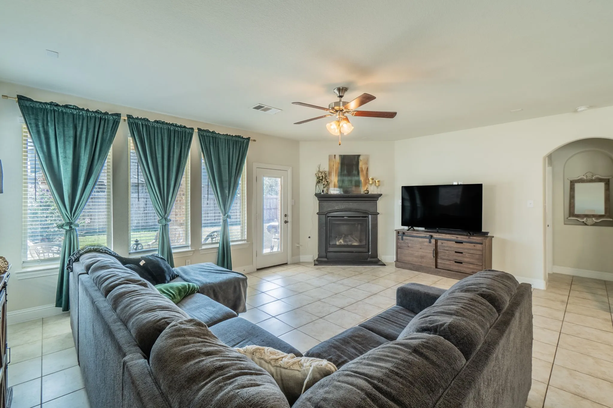 Single Family Residence For Sale in Denton County , 10808 Blaze Street, Aubrey, Texas 76227, 4 Bedroom, 3 Bathroom, 2 Garage spaces, 2,771 Sqft, built in 2018, mls#21405271, Real Estate Agent in Aubrey, Homes For Sale in Denton county, Homes For Sale in Aubrey, Realtor in Aubrey Texas, Real Estate Brokerage Independent Realty Texas, Luminita Cordes Realtor