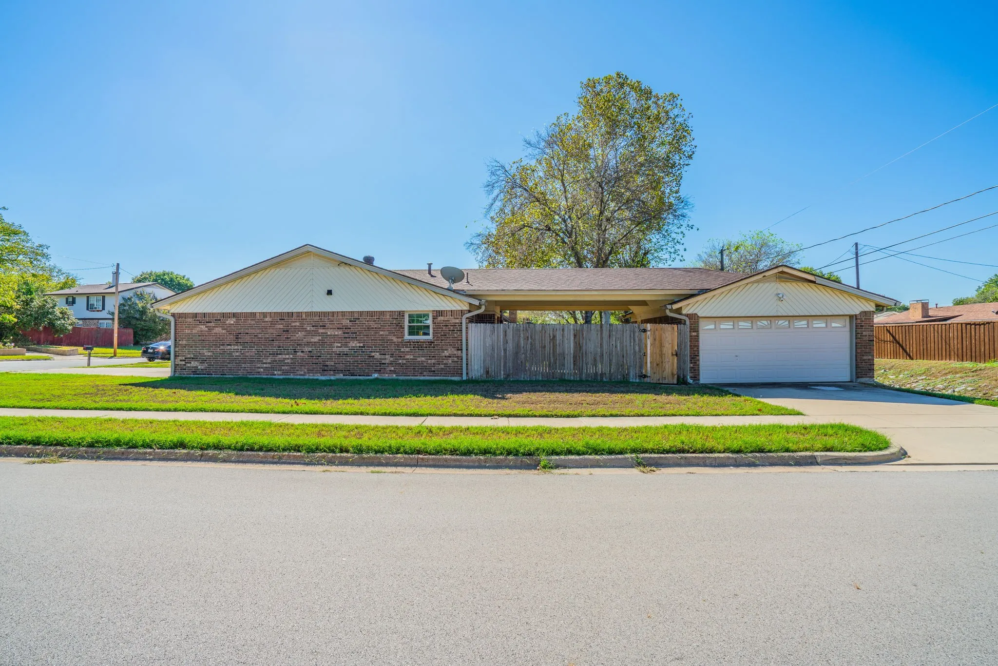 Single Family Residence For Sale in Tarrant County , 6941 Bennington Drive, Watauga, Texas 76148, 3 Bedroom, 2 Bathroom, 4 Garage spaces, 1,330 Sqft, built in 1976, mls#21404562, Real Estate Agent in Watauga, Homes For Sale in Tarrant county, Homes For Sale in Watauga, Realtor in Watauga Texas, Real Estate Brokerage Independent Realty Texas, Luminita Cordes Realtor